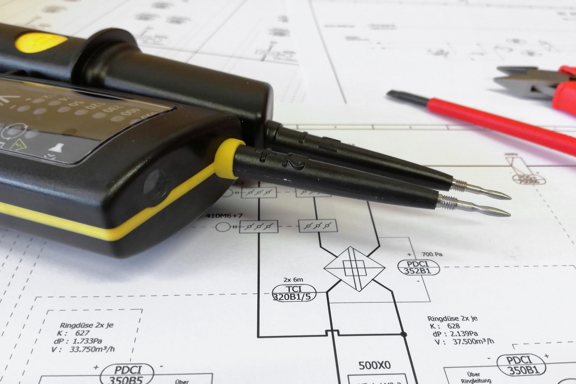 På elektrikeruddannelsen lærer du at bruge en spændingstester som fx denne her.