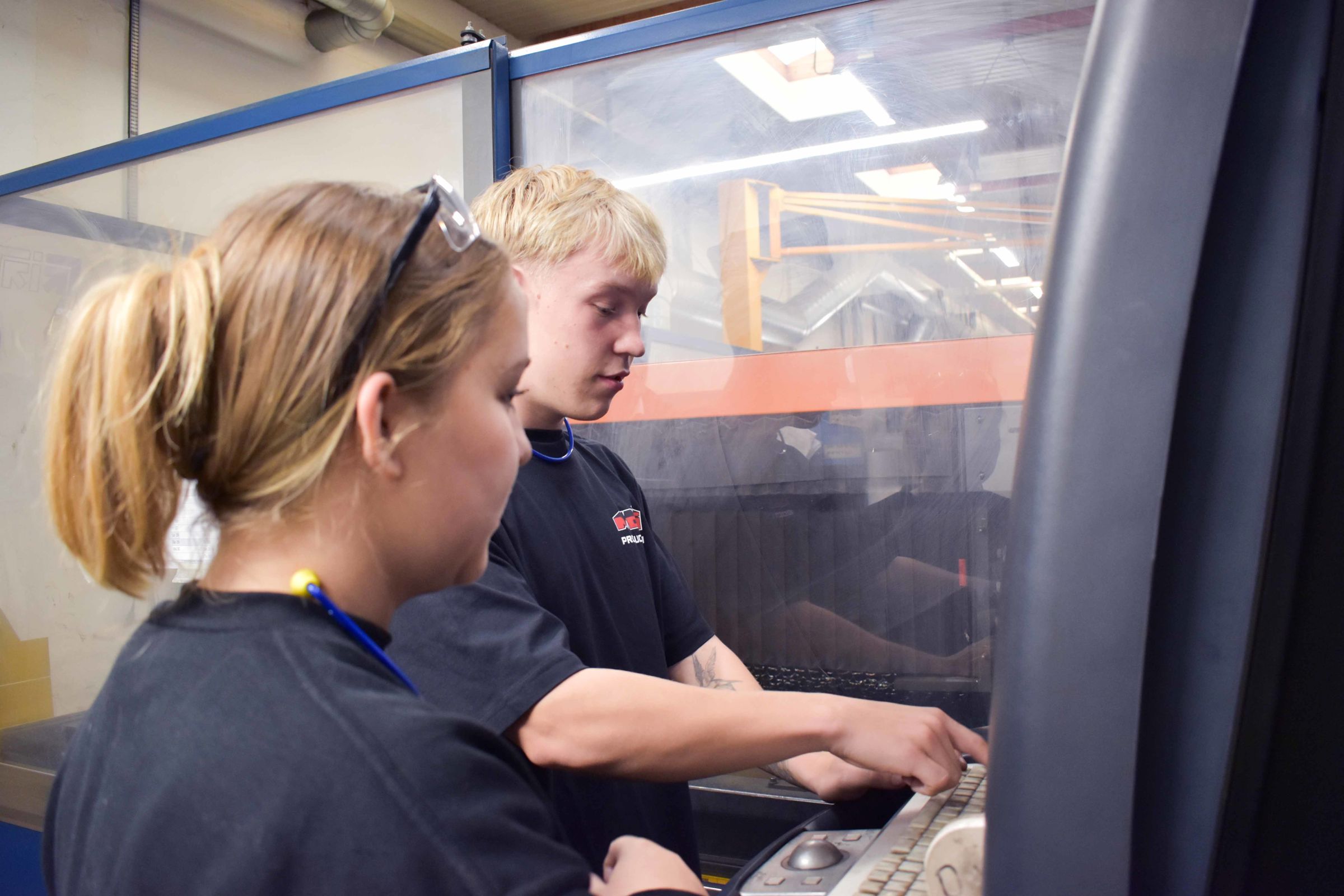 Malou Kraak er smedelærling på HANSENBERG og hos NDI Wheel Production i Brørup, og her skal Malthe Kobstrup også i lære.