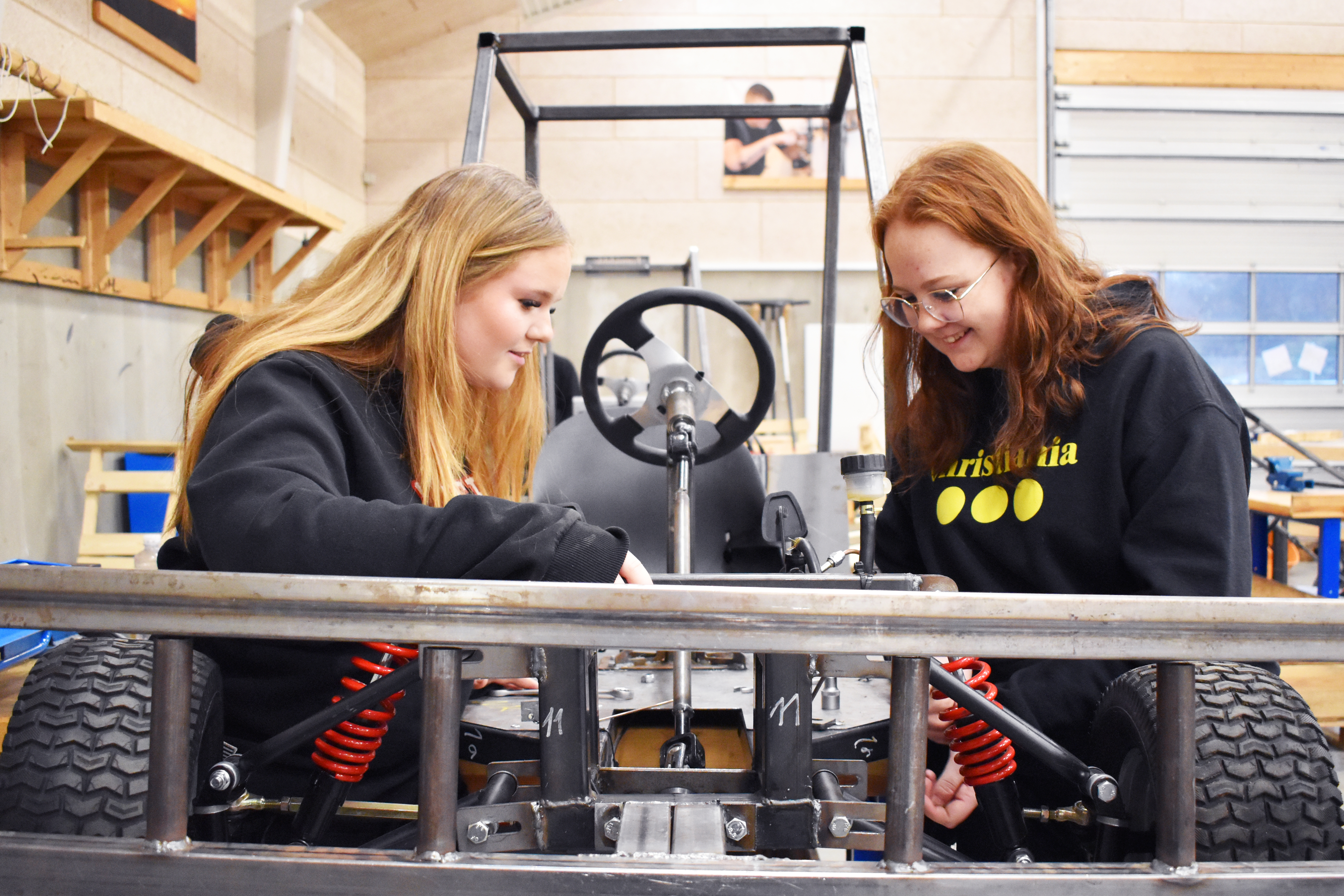 Mie Jensen (t.v.) og Nicholine Knudsen er i gang med at bygge en gokart.