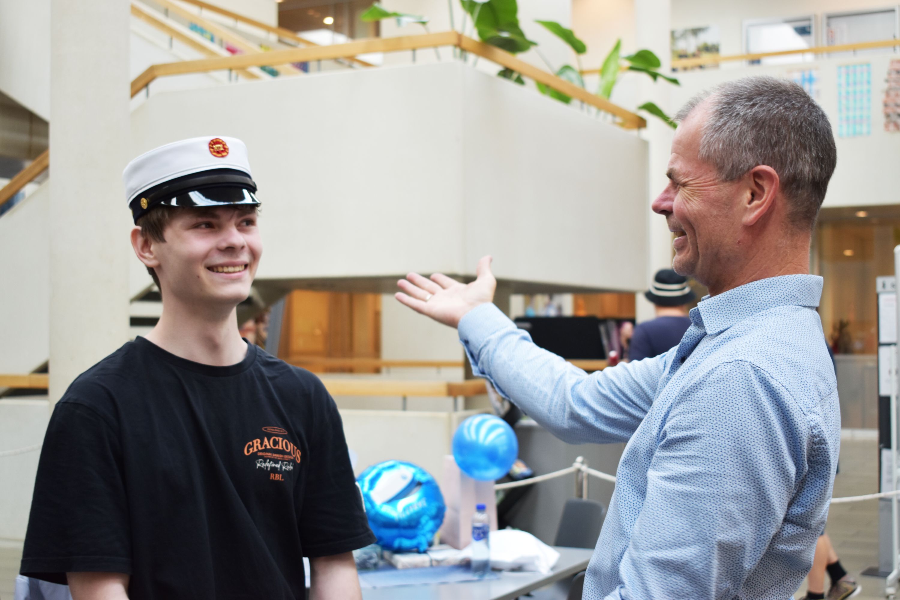 En glad nyudsprunget HTX-student og en megastolt far.