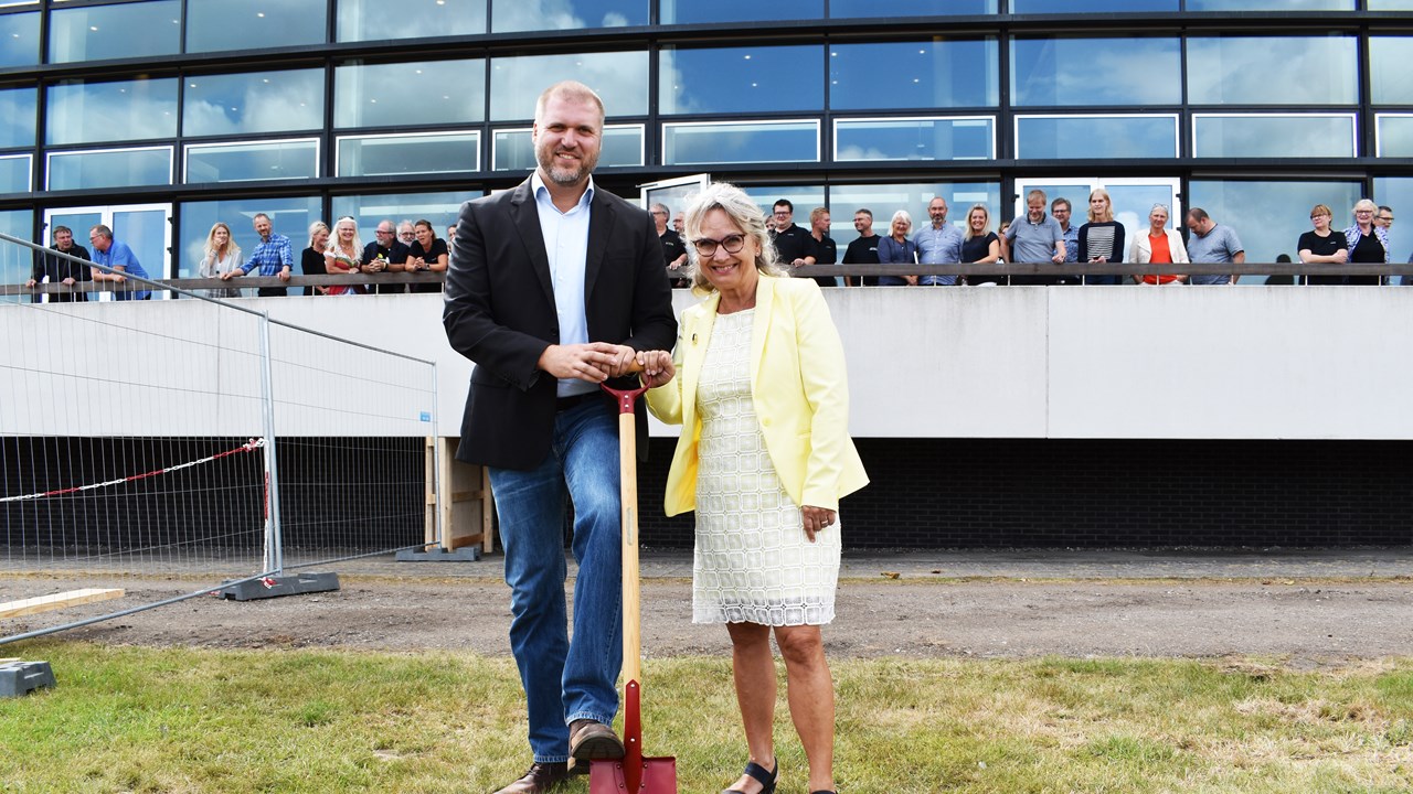 I 2019 tager Hansenbergs direktør Morten K. Hansen og næstformand for bestyrelsen, Grethe H. Andersen, det første spadestik til tilbygningen på Skovvangen.