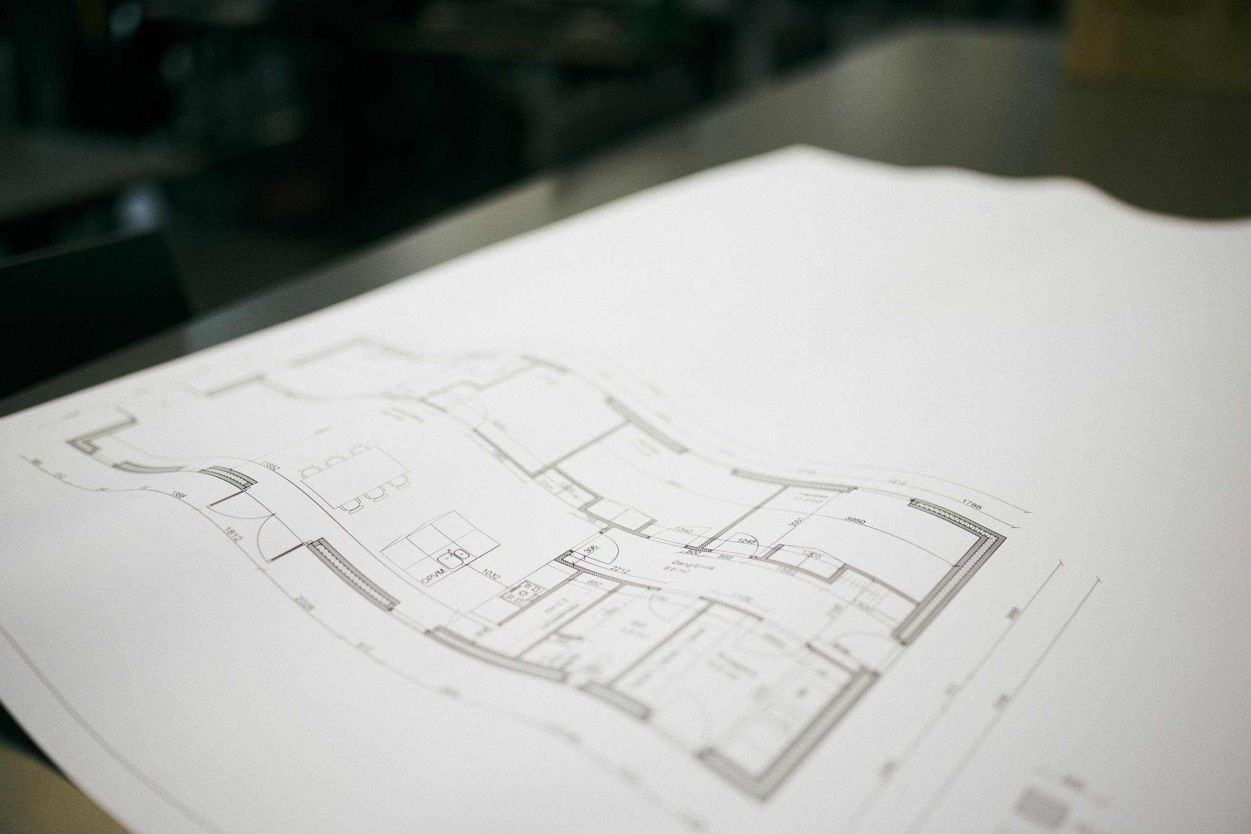 En plantegning som en teknisk designerelev har tegnet og printet i storformat.