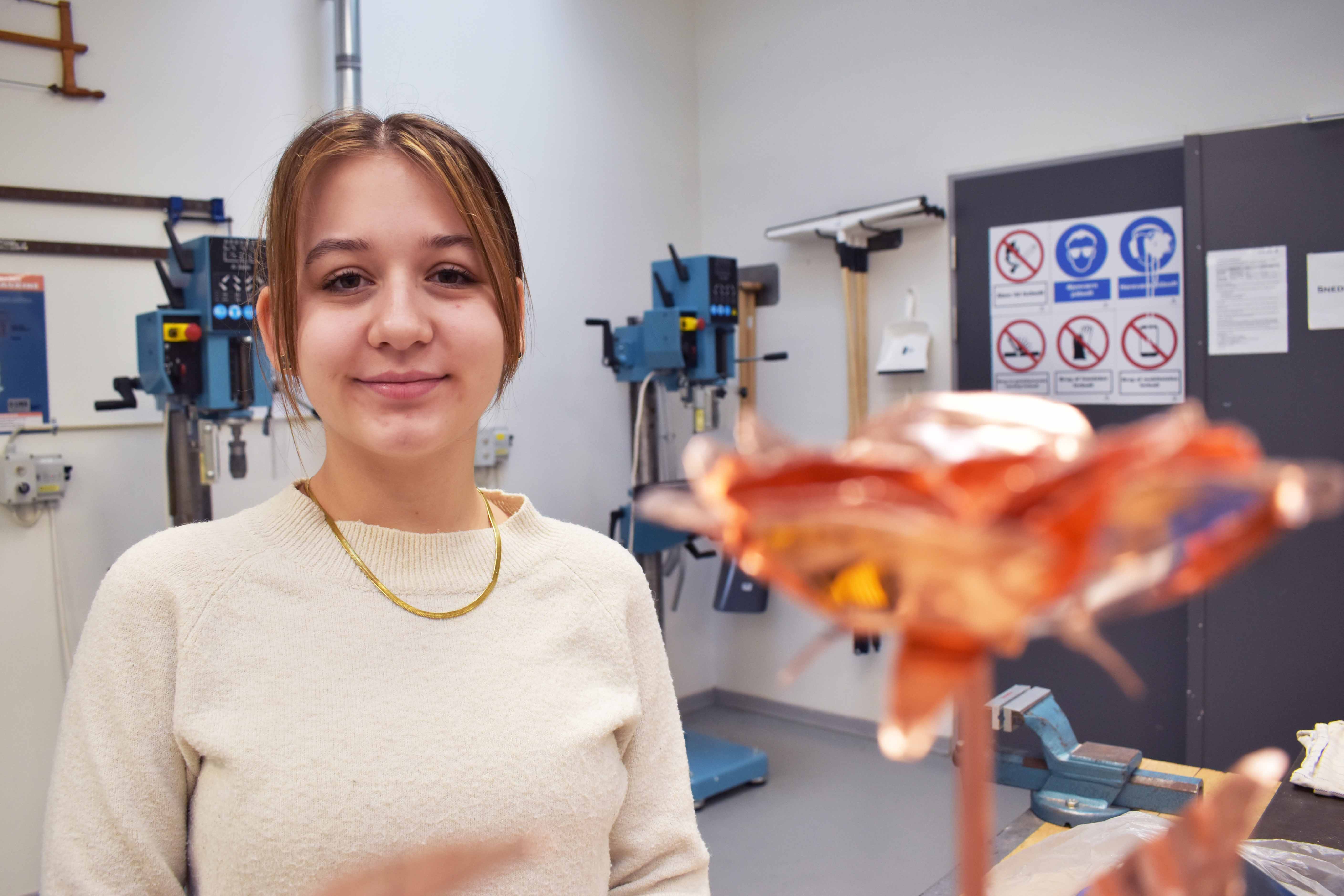 Lærke Klitgaard fra Vamdrup Skole laver blomster i kobber i forbindelse med Juniormesterlære.