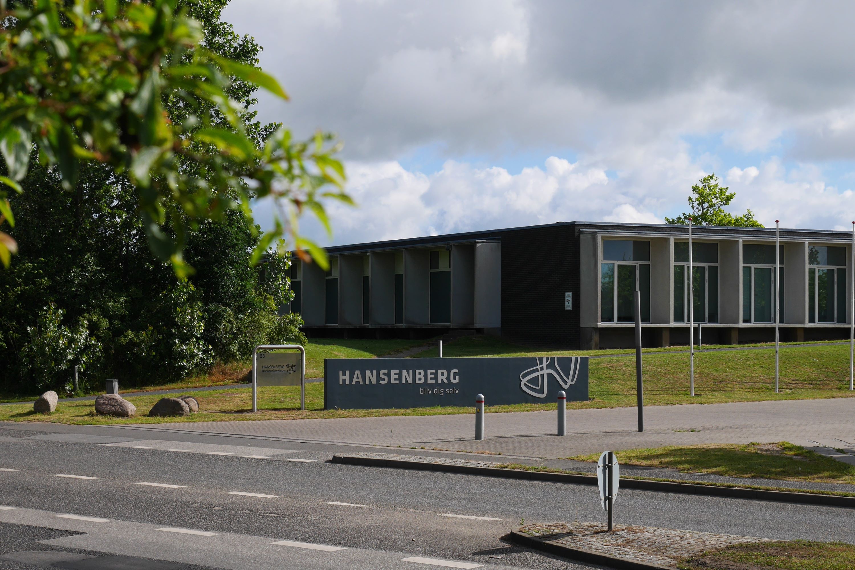 Indkørsel til Hansenberg på Skovvangen 28, og en af de bygninger, der huser Hansenberg Skolehjem.