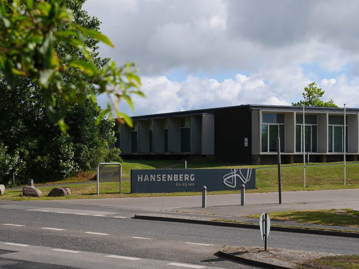 Indkørsel til Hansenberg på Skovvangen 28, og en af de bygninger, der huser Hansenberg Skolehjem.
