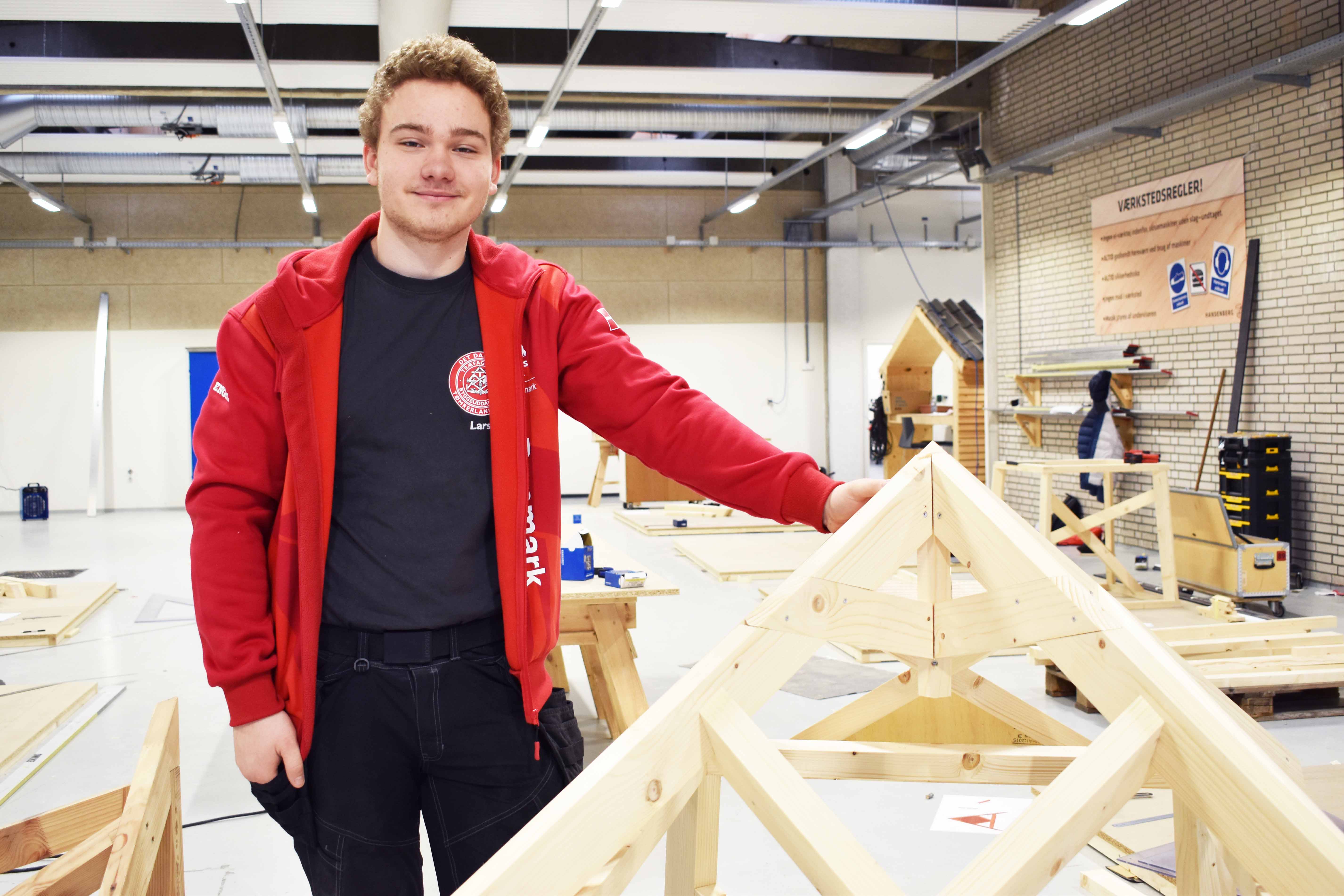 Lars Corneliussen skal til WorldSkills, og han er her i HANSENBERGs tømrerværksted