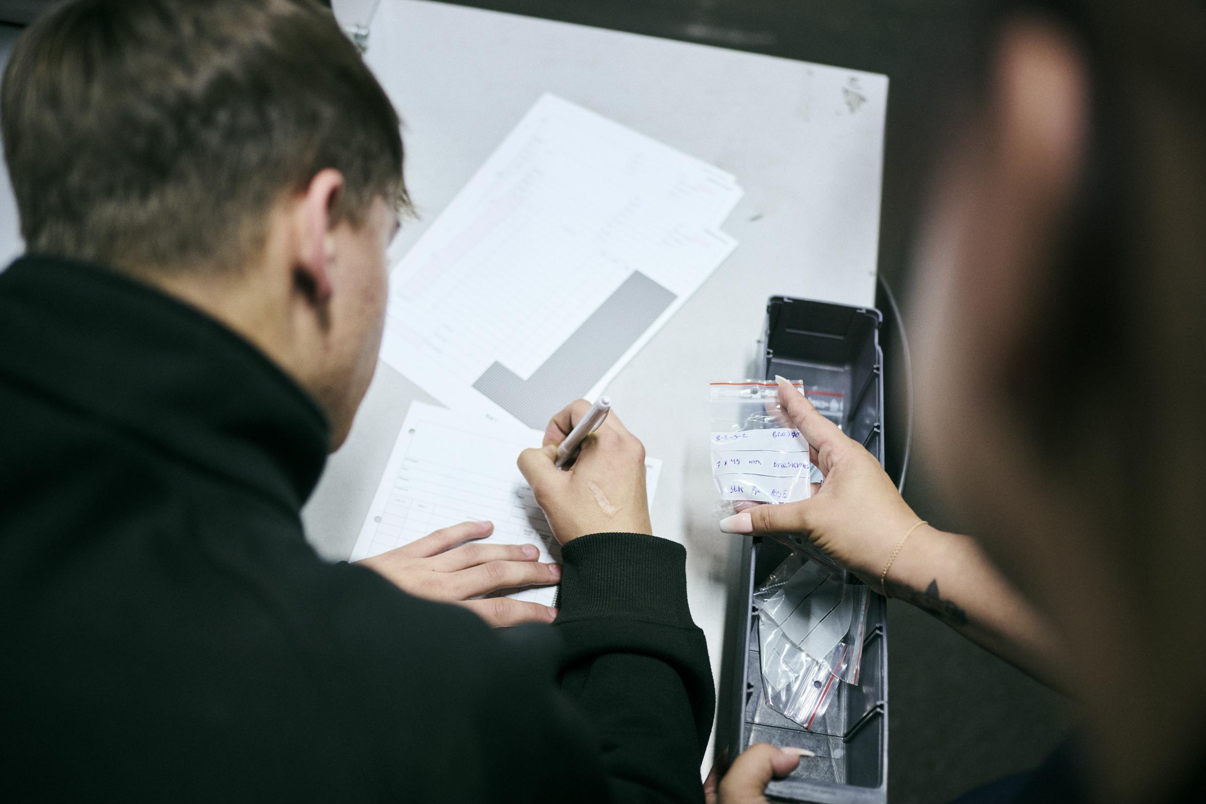 Som elev på lager- og terminaluddannelsen lærer du også om lagerstyringssystemer.