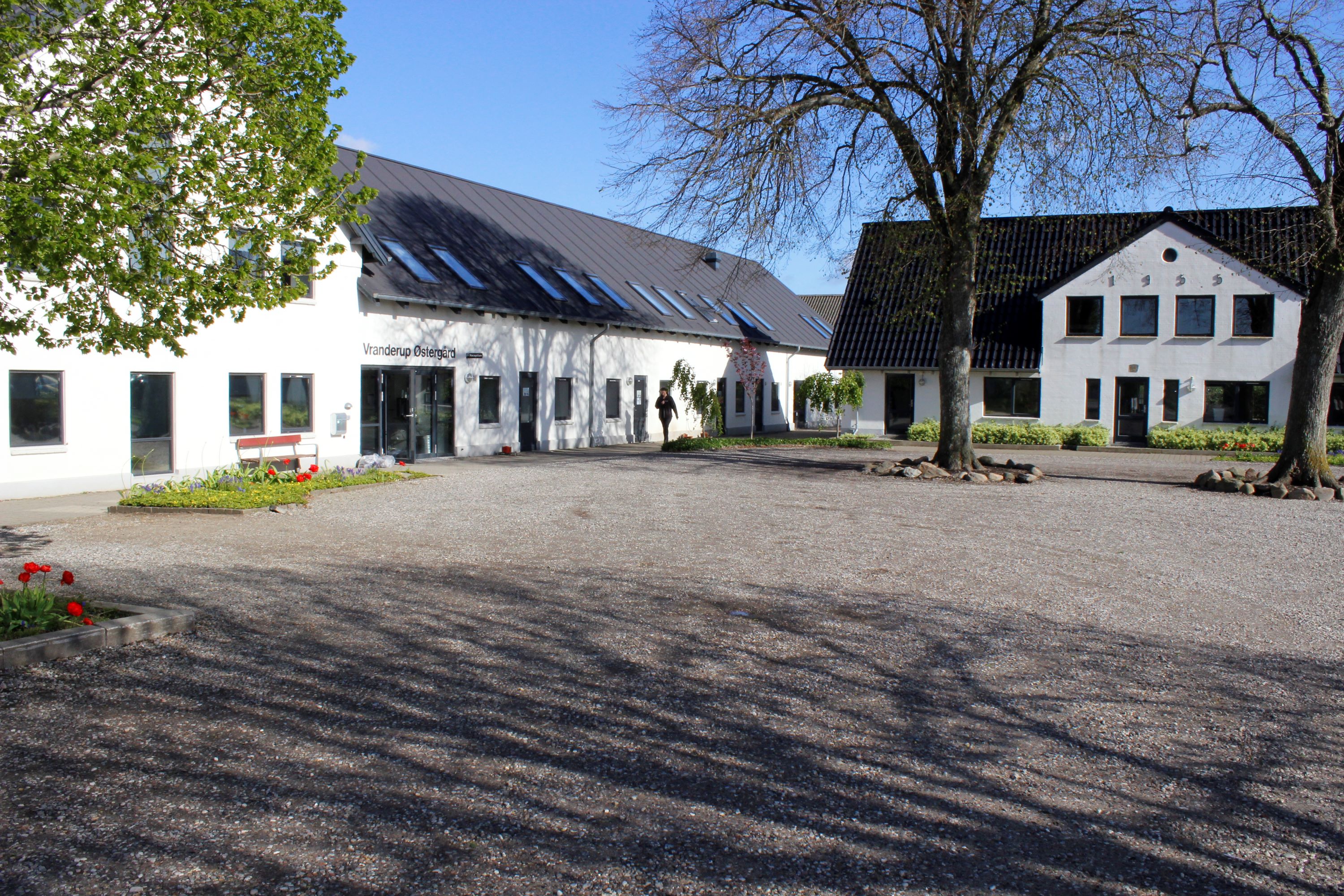 Vranderup Østergård på Hansenbergs adresse på Vranderupvej 90, receptionen ligger i bygningen til venstre..