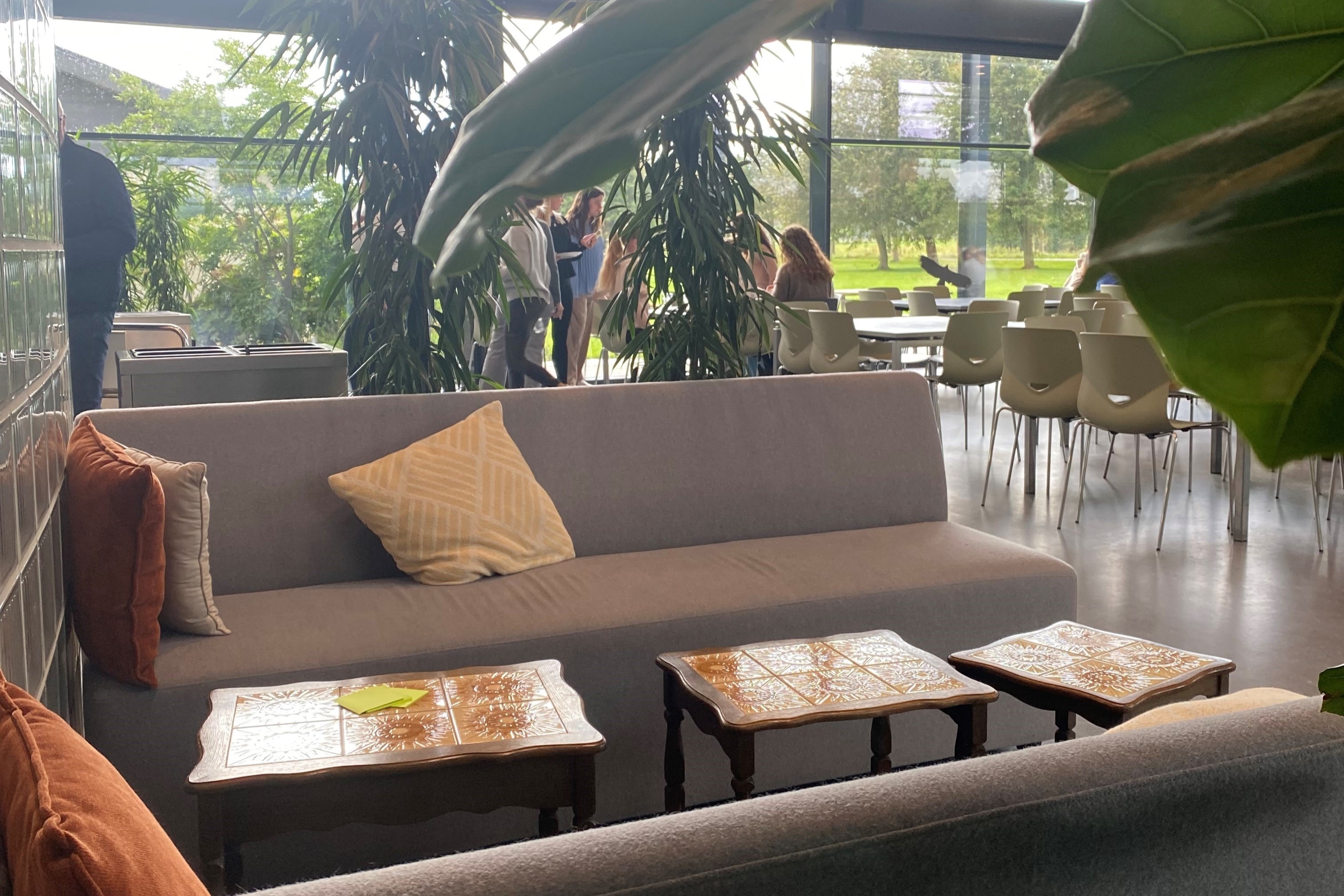 Et hyggeligt sofahjørne i skolens bistro på Vranderupvej ved Kolding.