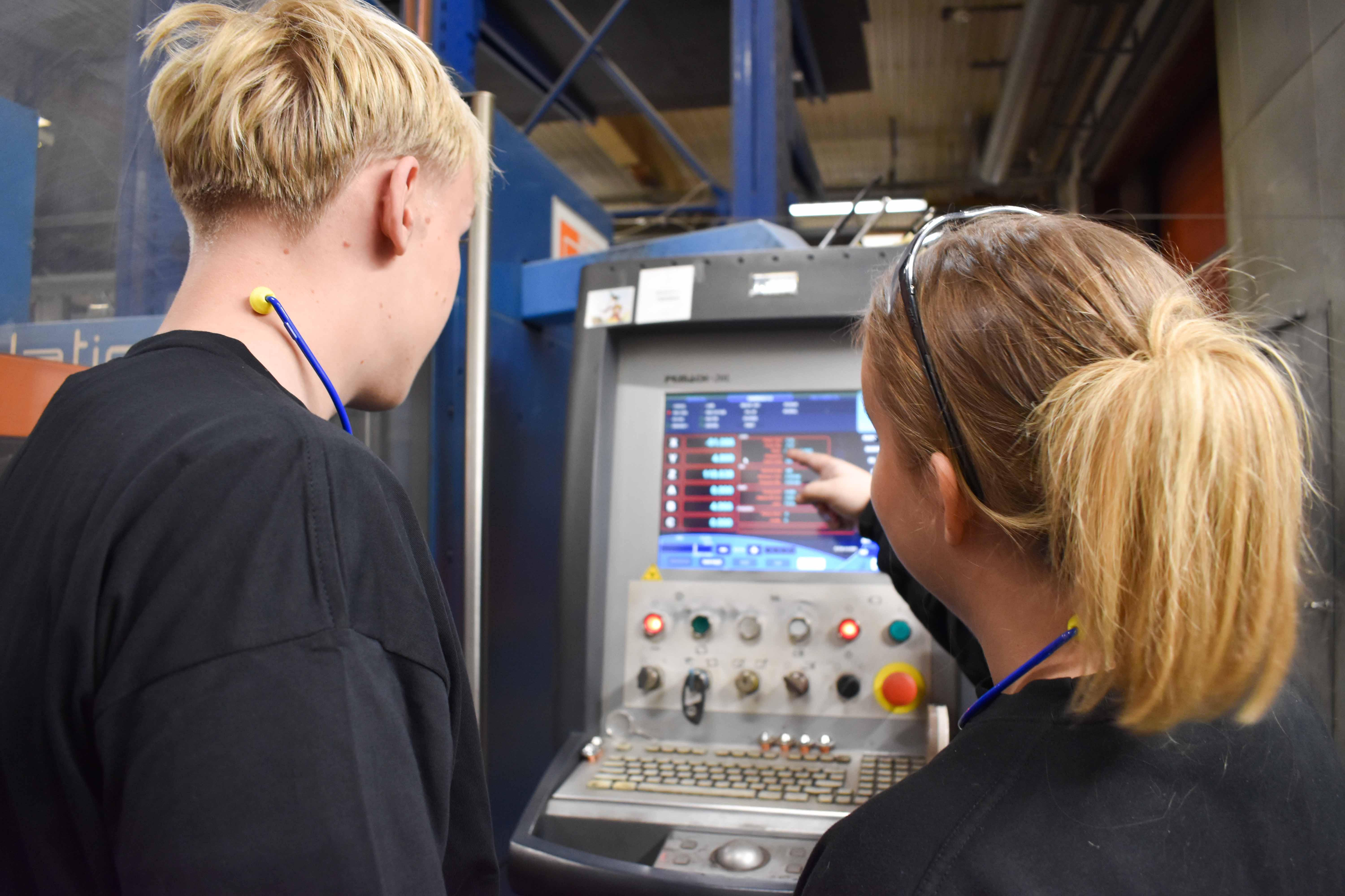 Malou Kraak er smedelærling på HANSENBERG og hos NDI Wheel Production i Brørup, og her skal Malthe Kobstrup også i lære.