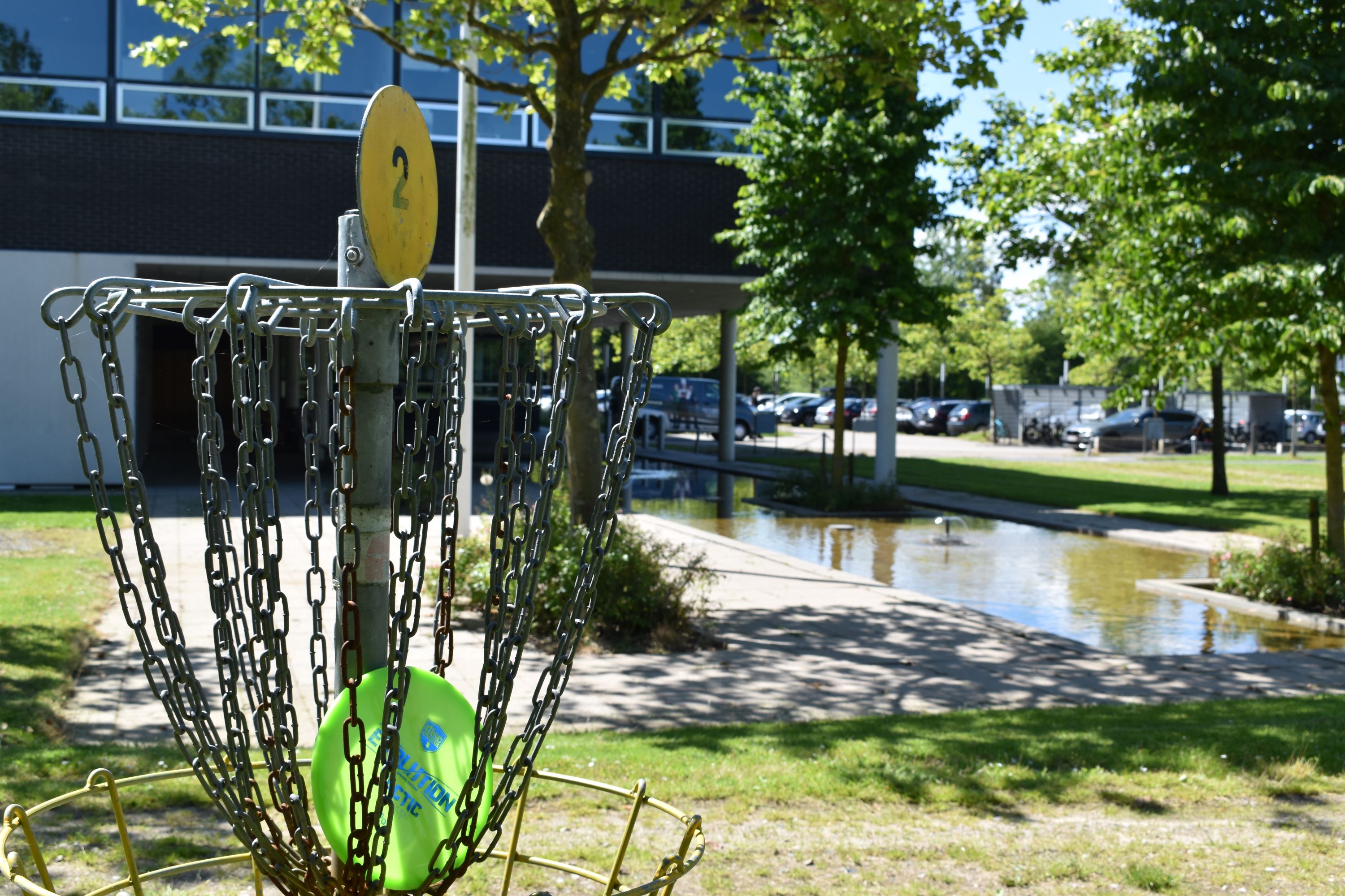 Discgolfkurv ud for vandbassinet på Hansenbergs adresse Skovvangen 28 i Kolding.