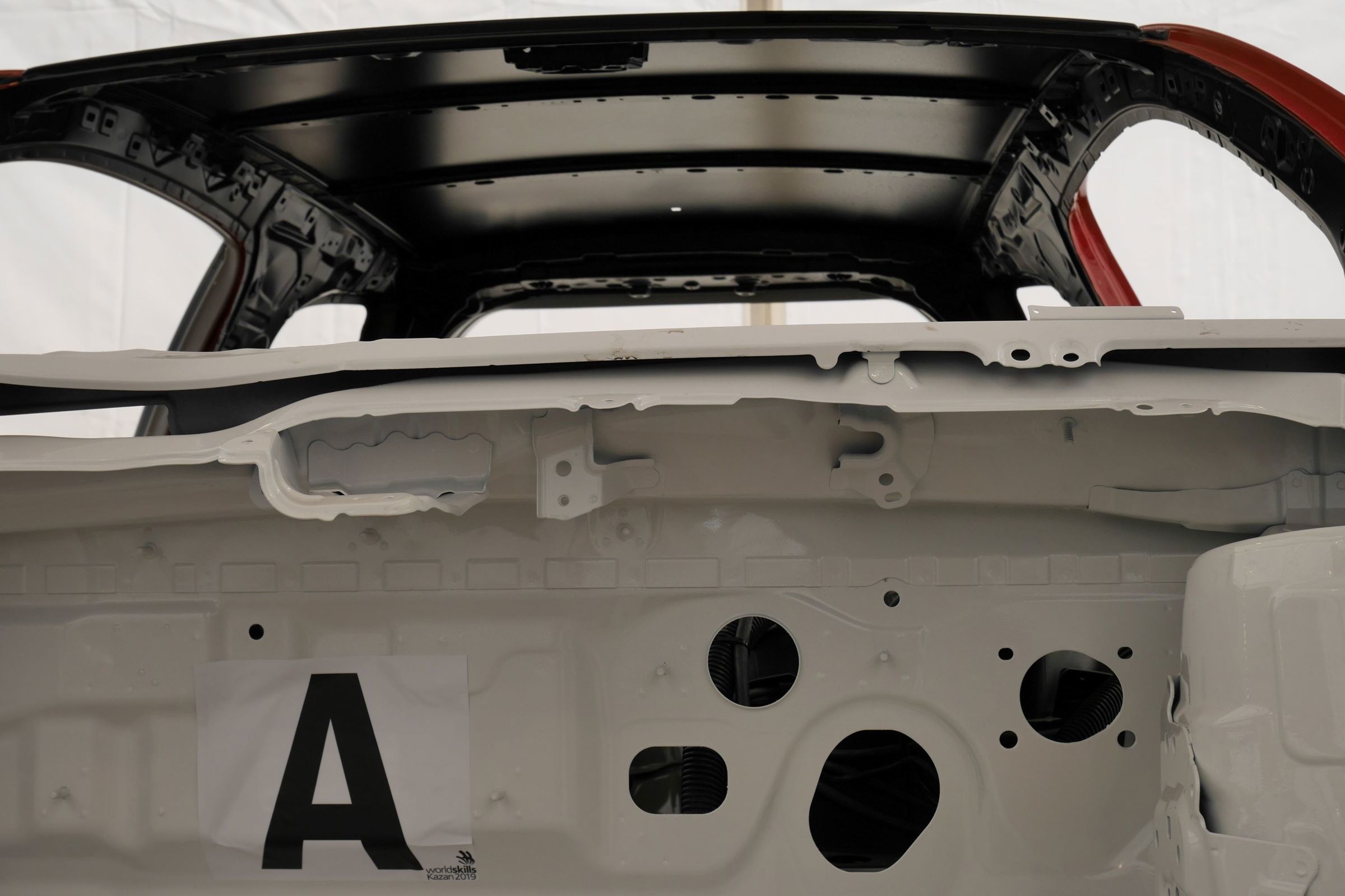 På karrosseriteknikeruddannelsen lærer du bl.a. at glatte buler ud og skifte dele af karrosseriet