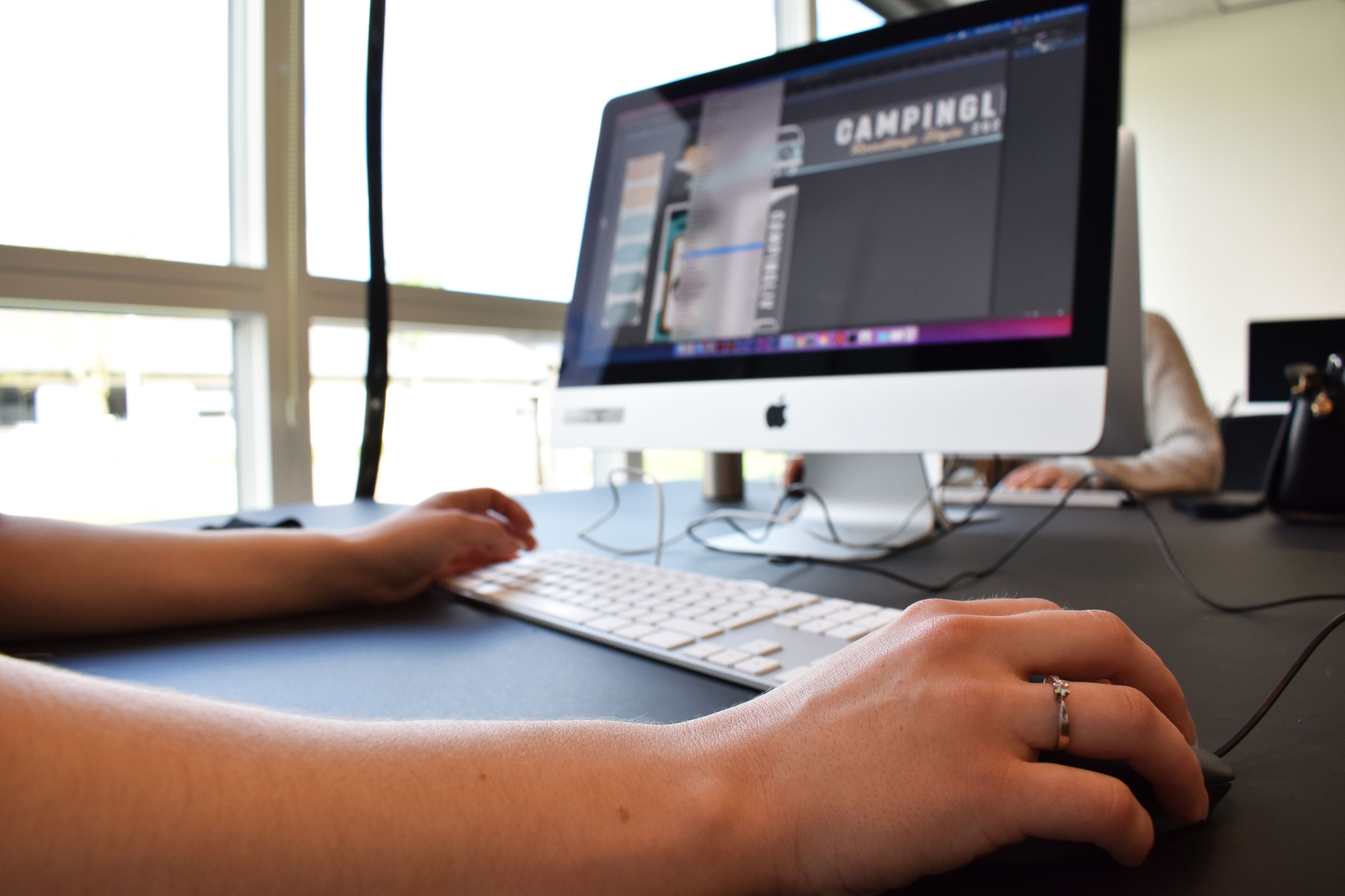 En mediegrafikerelev arbejder på en iMac på skolens adresse i Vranderup.