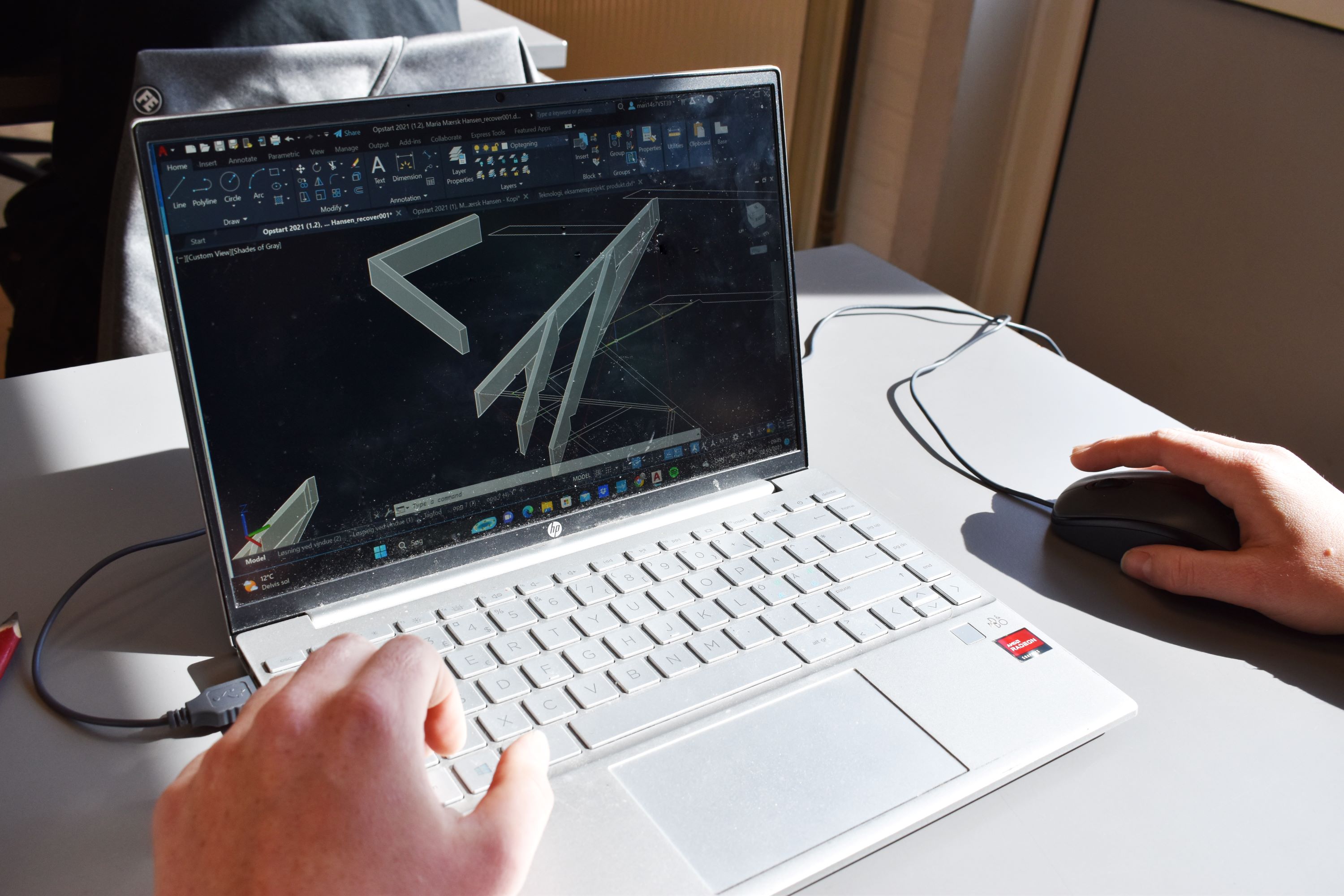 På tømreruddannelsen lærer du også at tegne, beregne og konstruere bygningsdele på computeren.