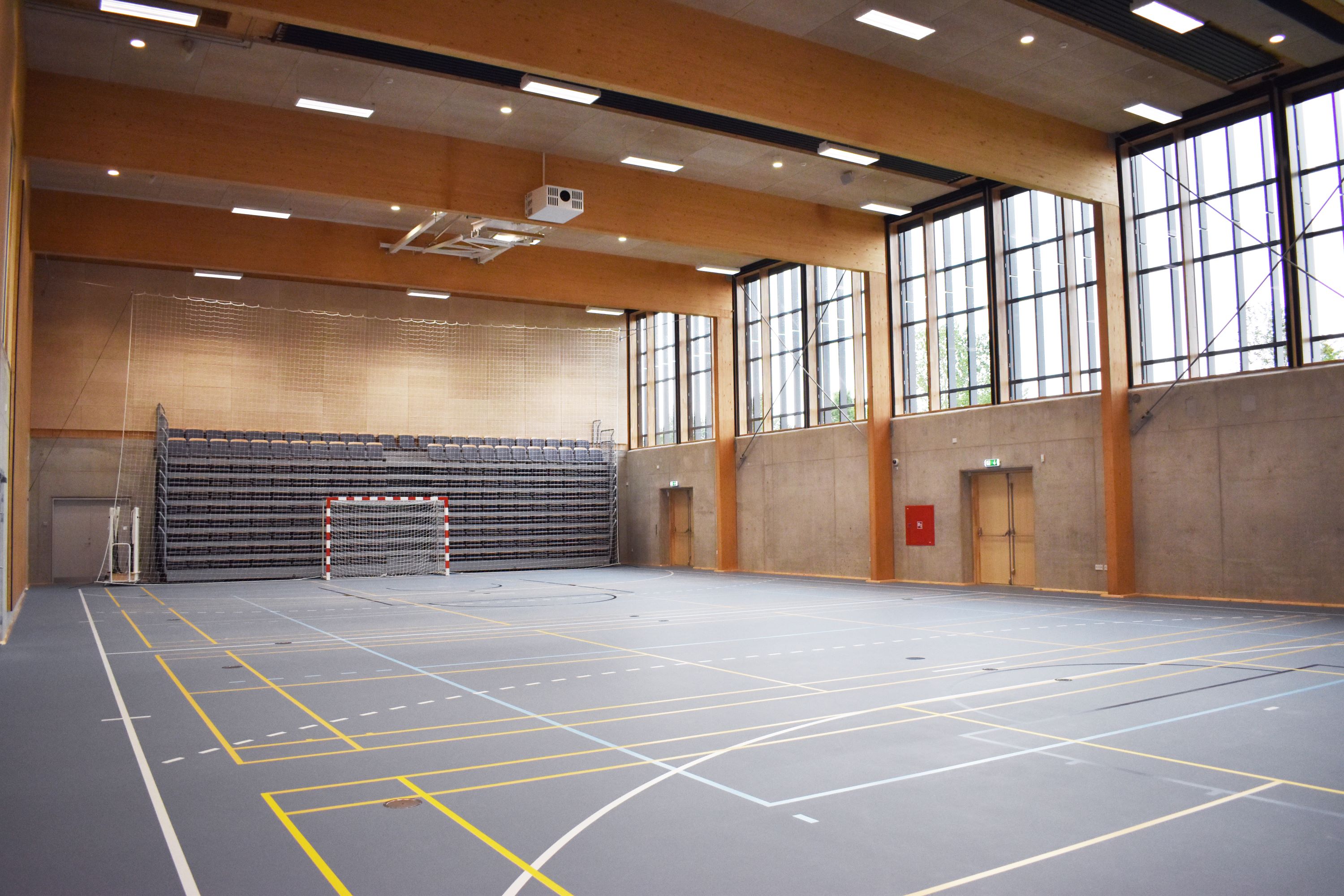 Multihallen på Hansenberg. Hallen bruges både til sport og andre aktiviteter og har bl.a. en udtrækstribune i den ene ende.