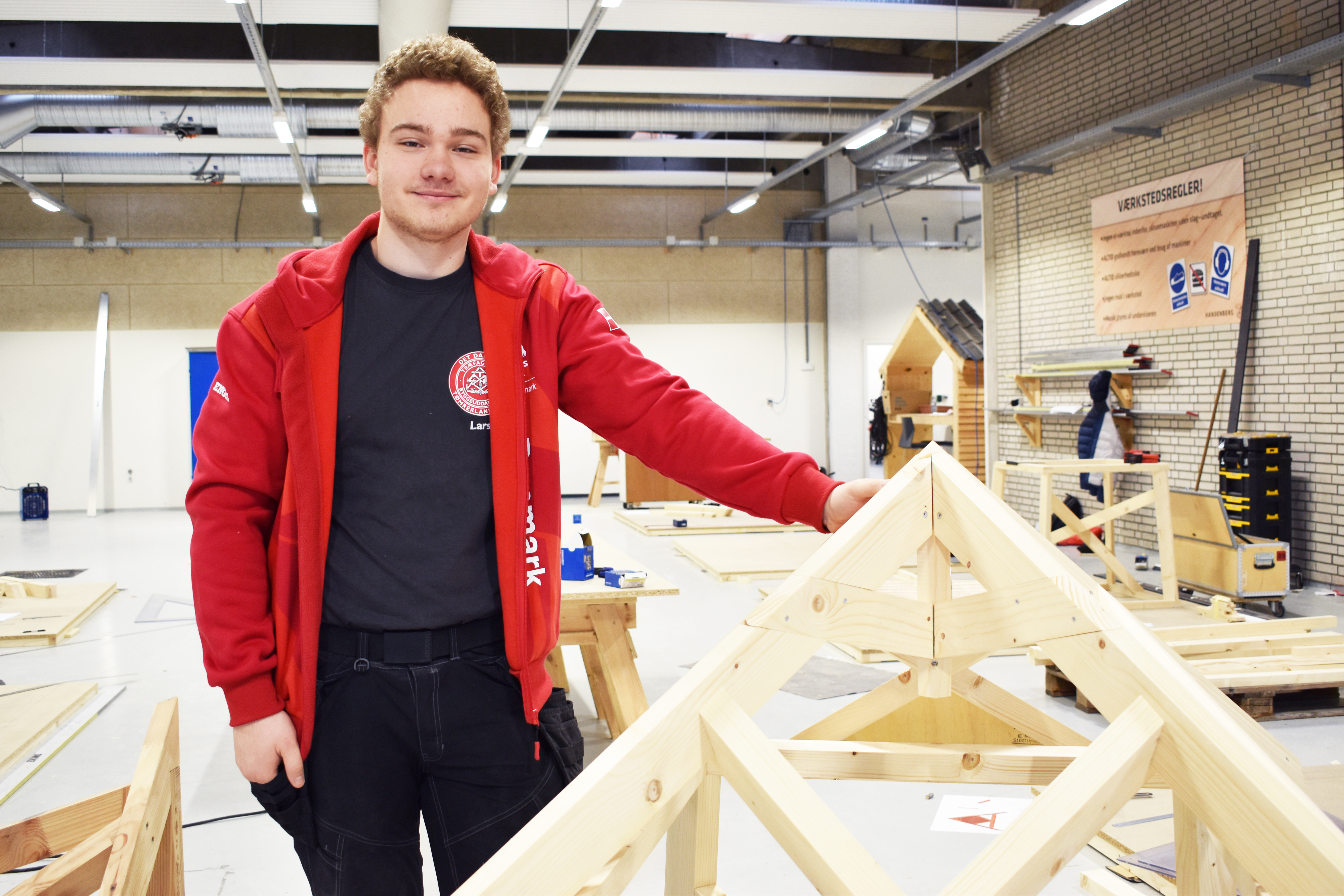 Lars Corneliussen skal til WorldSkills, og han er her i HANSENBERGs tømrerværksted