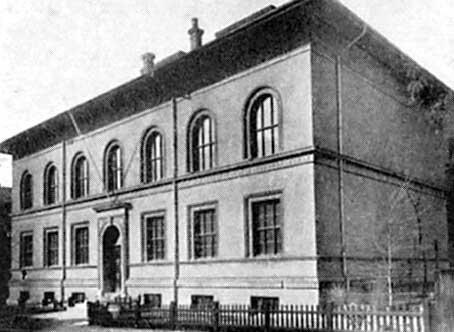 I 1907 udvides skolens bygninger med 6 klasseværelser og en festsal.