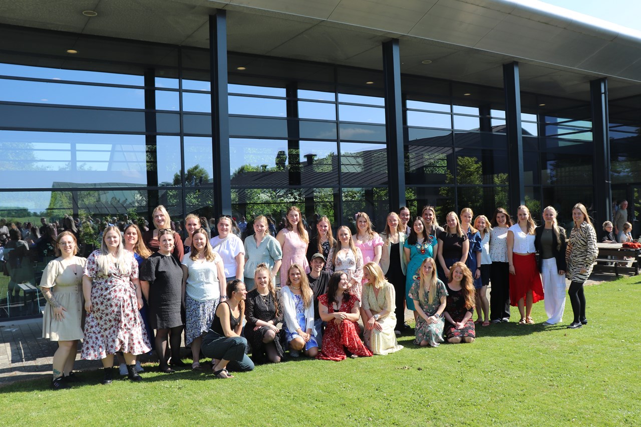 Holdfoto med nye veterinærsygeplejersker juni 2025