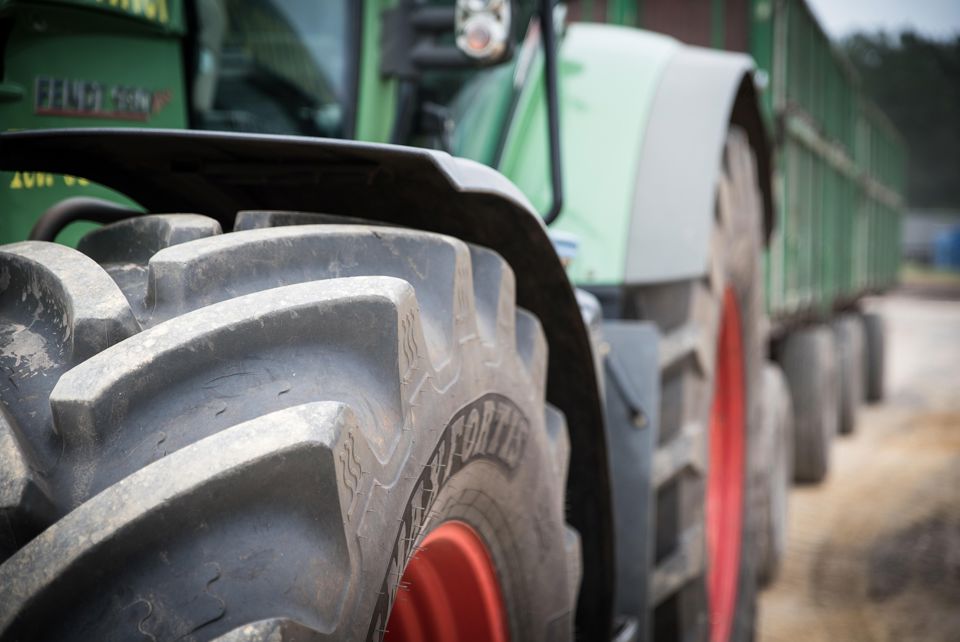 På uddannelsen til entreprenør- eller landbrugsmaskinmekaniker lærer du bl.a. at reparere de store maskiner inden for landbrug eller byggeri.