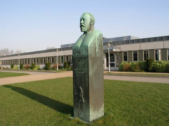 En buste af I. A. Hansen, initiativtager til stiftelsen af Teknisk Selskab 1889-1915.