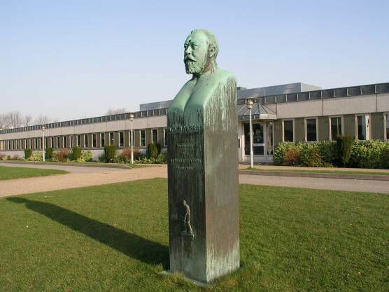 En buste af I. A. Hansen, initiativtager til stiftelsen af Teknisk Selskab 1889-1915.