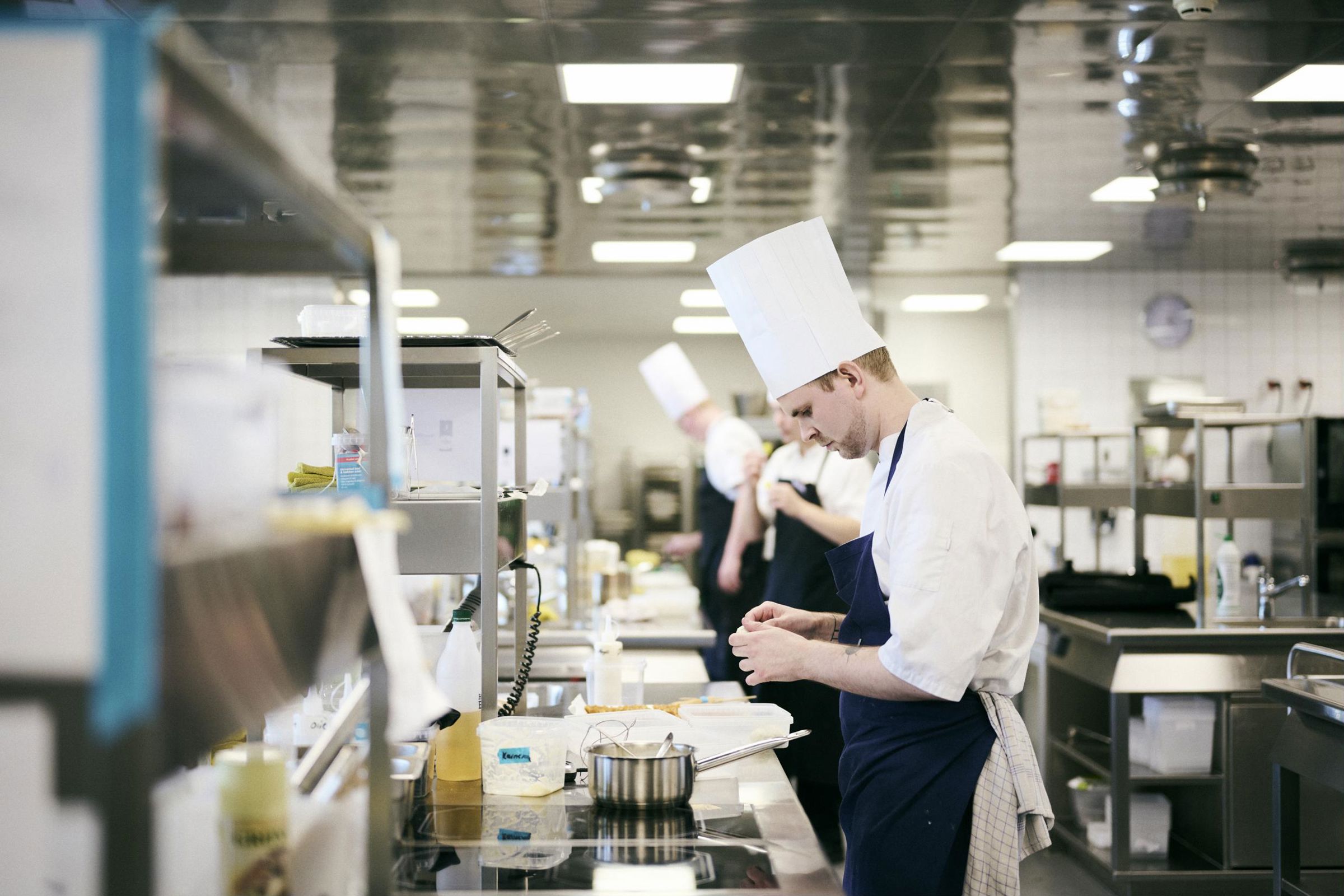 Kokkeeleverne kokkererer i skolens undervisningskøkken.