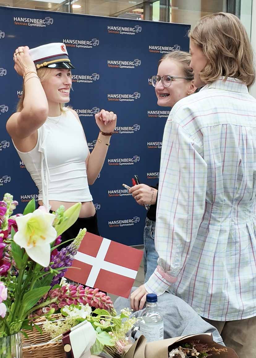 Lærke Mi Godtliebsen bliver fejret.