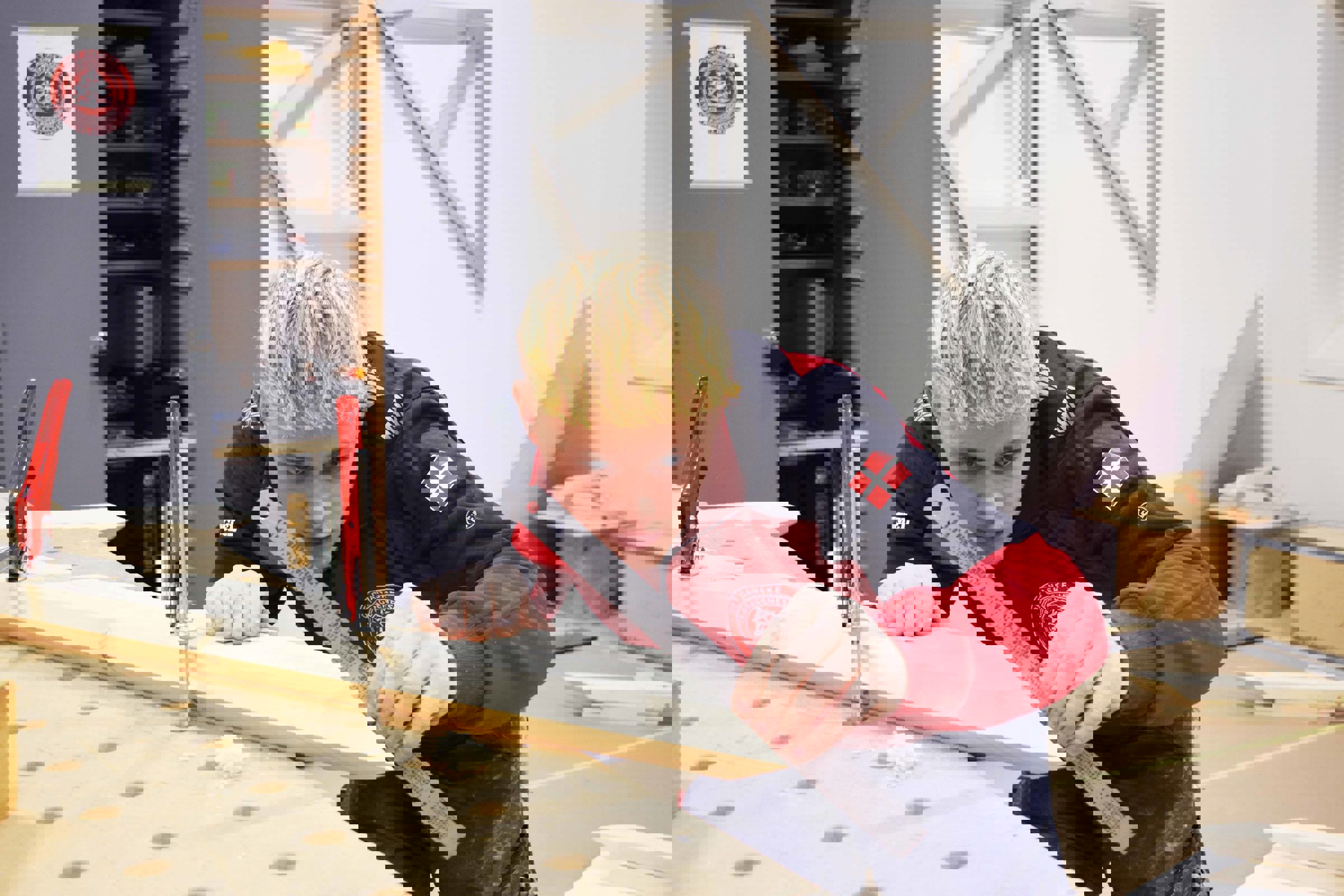 Tømrerlærling Emil Andersen i værkstedet