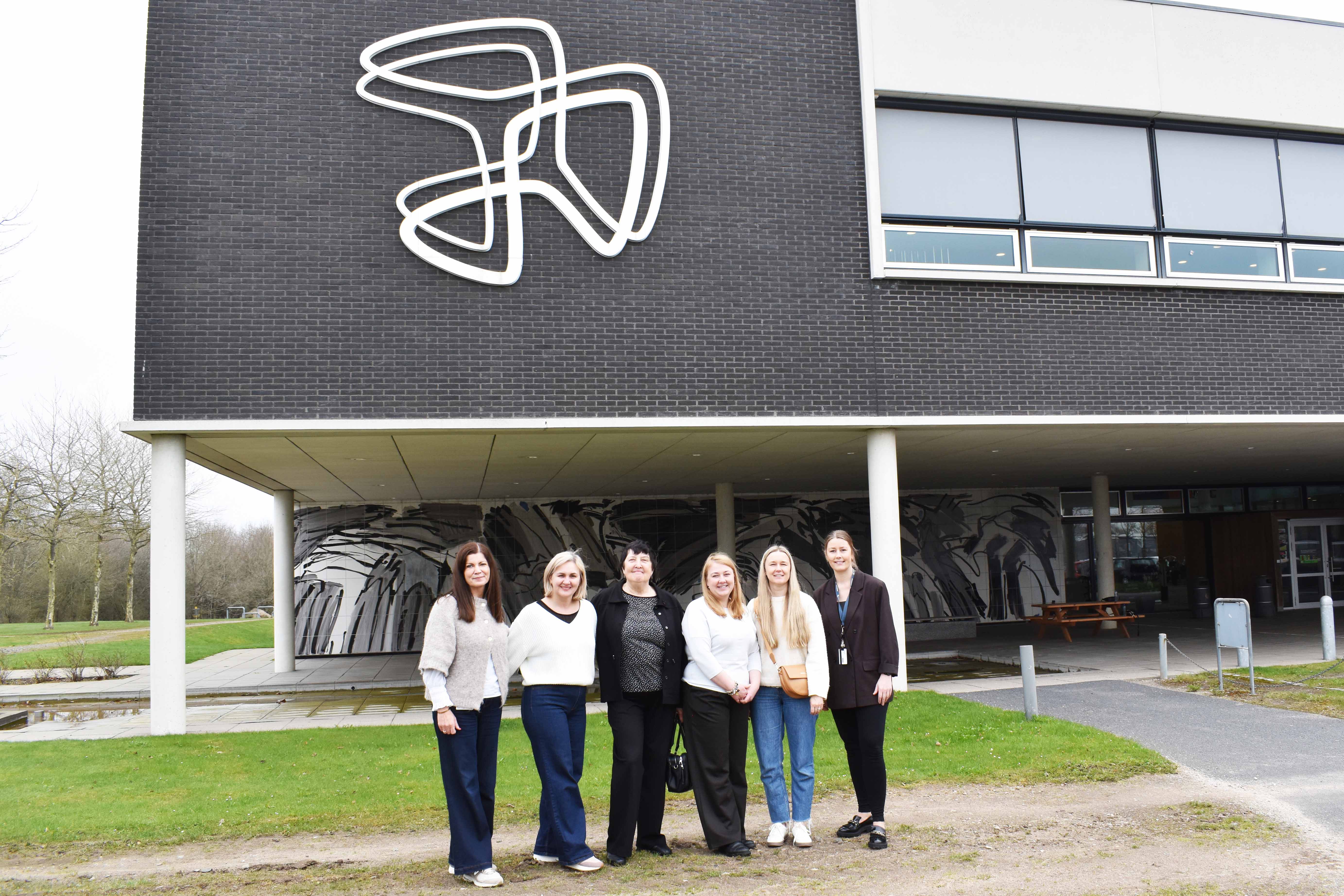 Uddannelsesleder Julie Thoboe og faglærer Ina Christensen tog imod delegationen fra Letland.