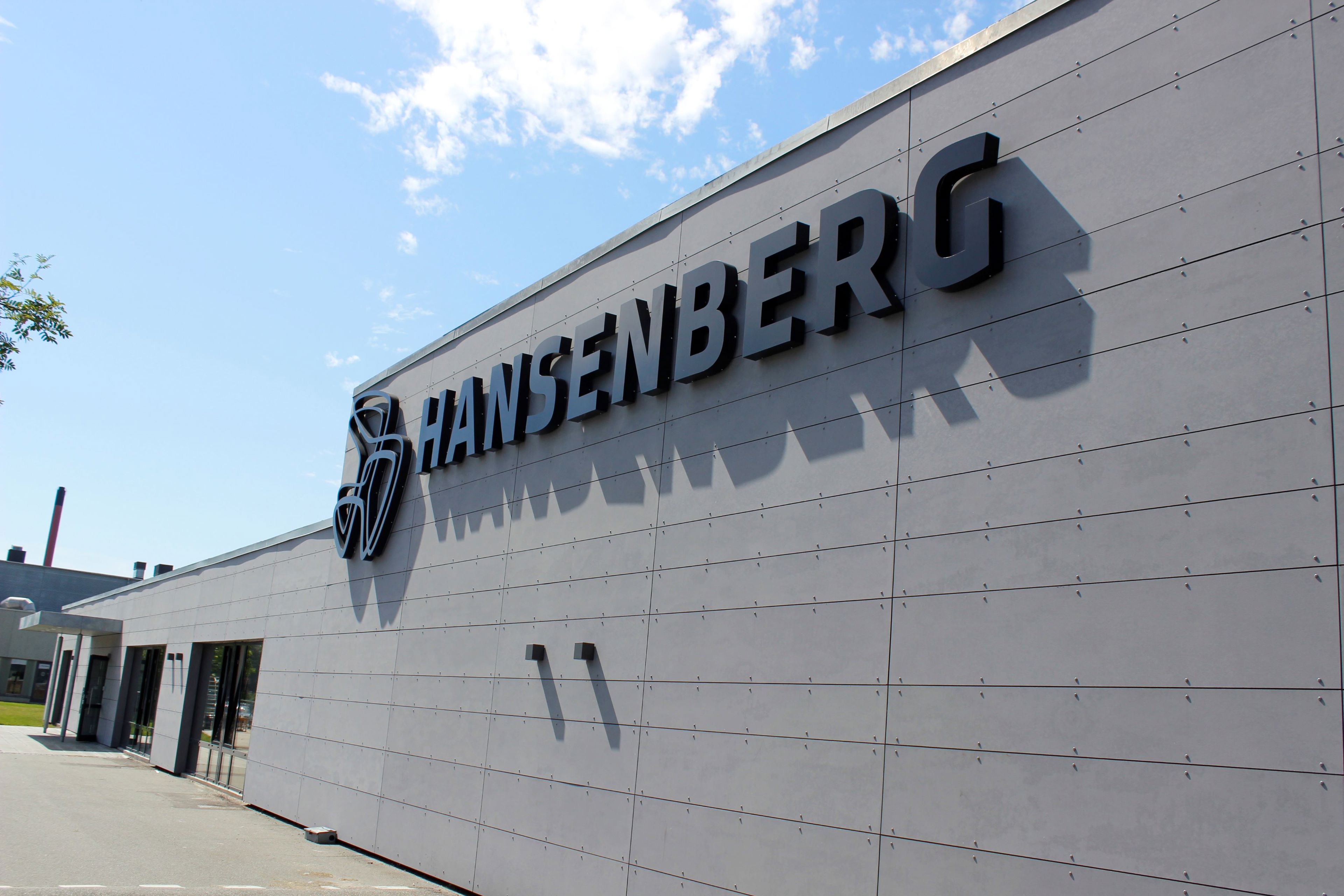 Hansenbergs logo på facaden ved hovedindgangen til Hansenbergs afdeling på C.F. Tietgens Vej i Kolding.