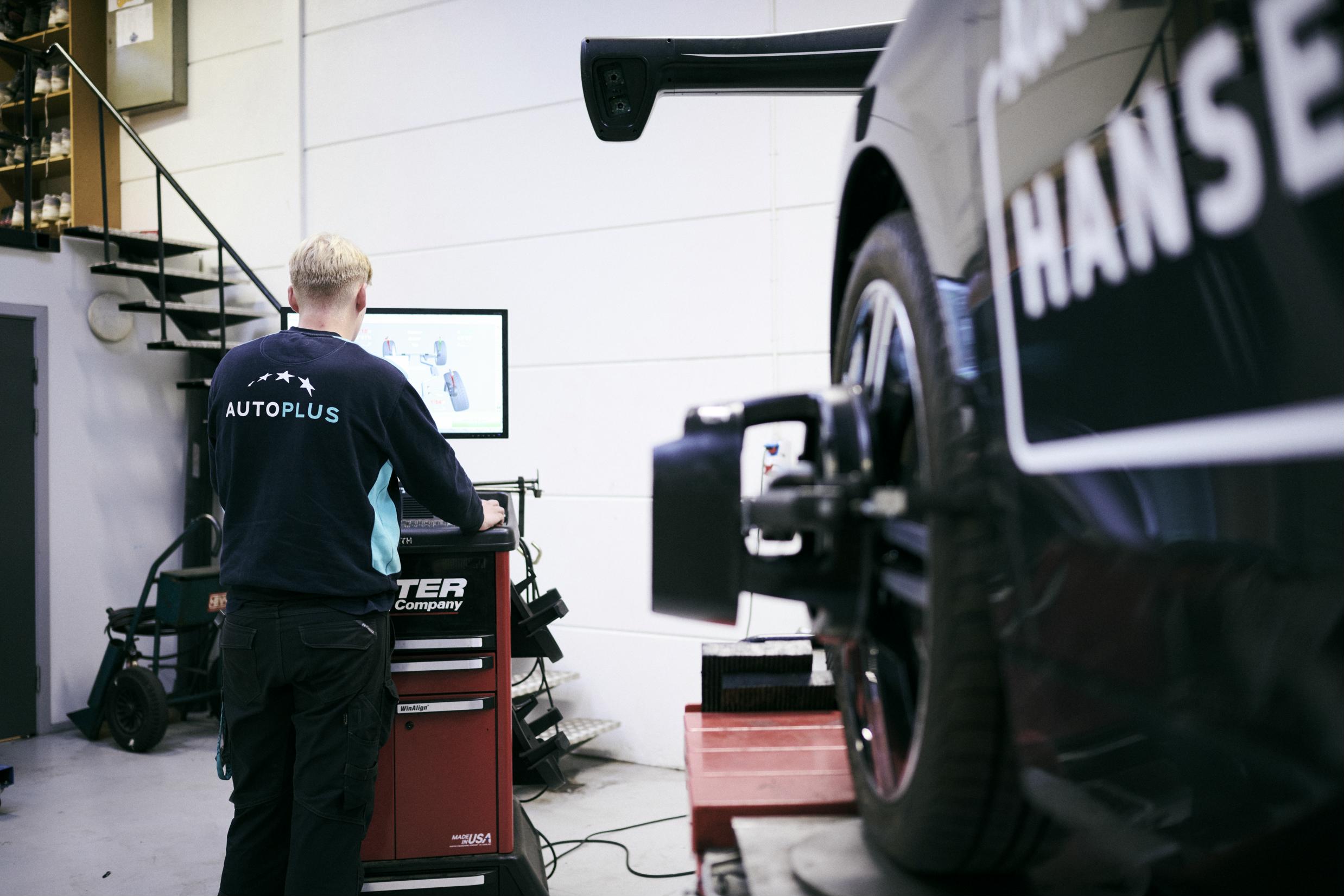 En mekanikerlærling på skolens autoværksted benytter sporeanlægget.