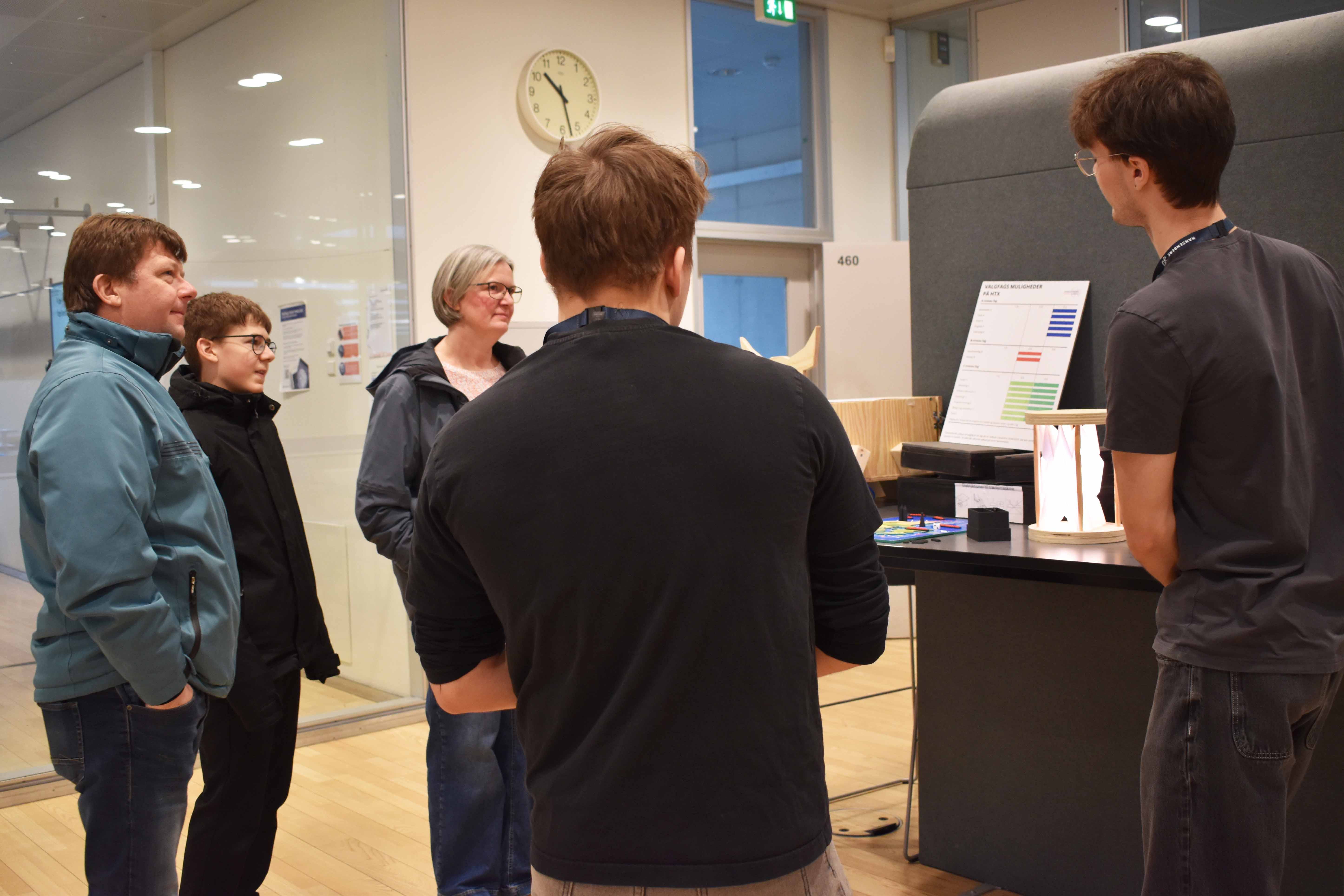 Andreas Friis Christiansen havde sine forældre, Jane og Niels Friis Christiansen, med til Åbent Hus på HTX