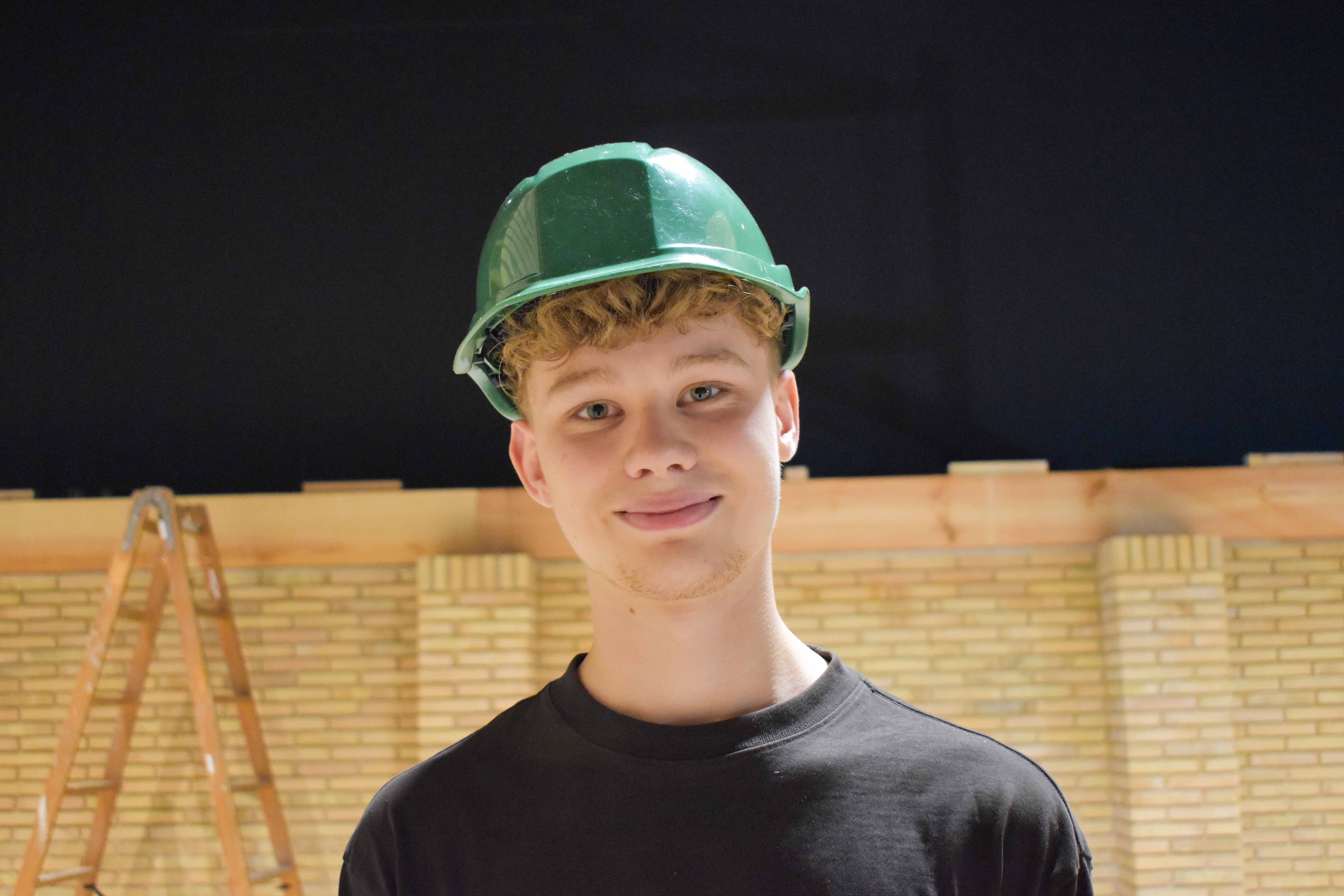 Tømrerlærling William Roos Nørgaard har været med til at bygge kulissen på Trapholt.