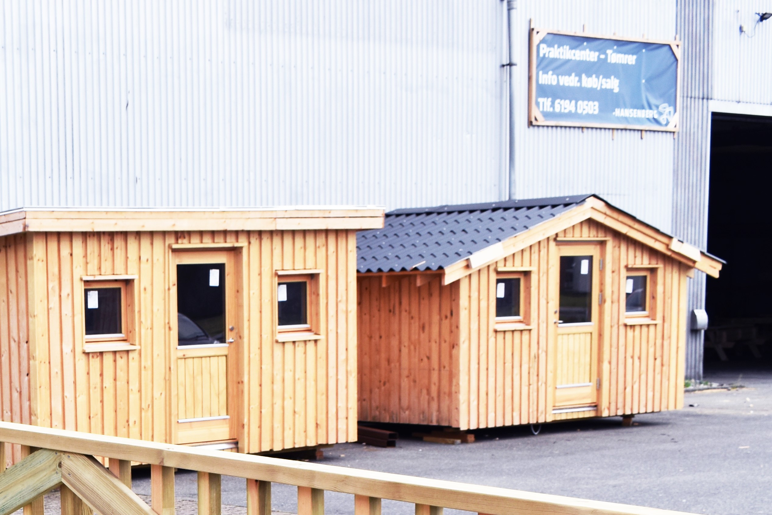 Tømrereleverne på Hansenberg bygger også annekshuse og skure som disse, samt legehuse, shelters og jagttårne, som de sælger.