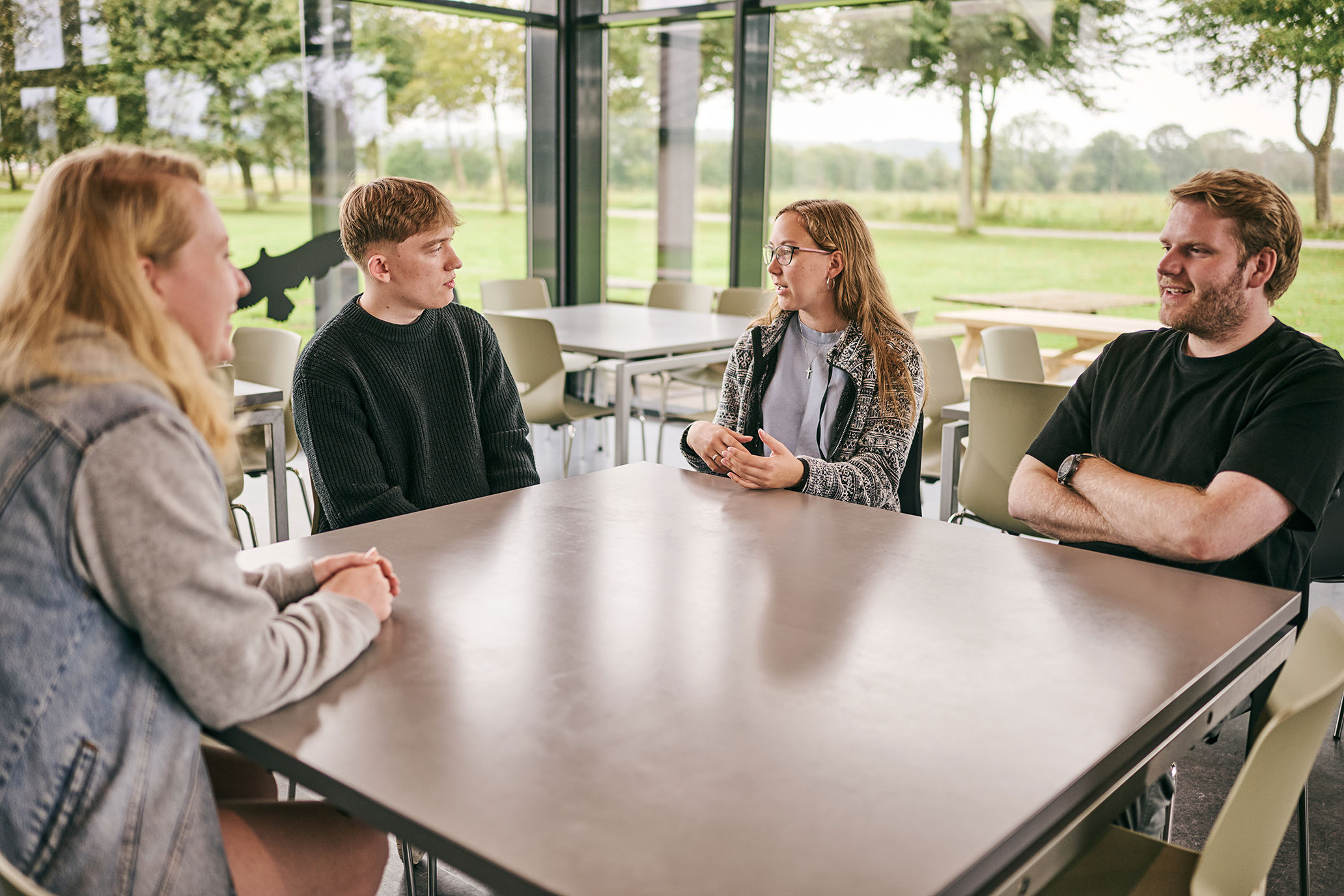Nogle af eleverne på skolens adresse i Vranderup sidder sammen i bistroen.