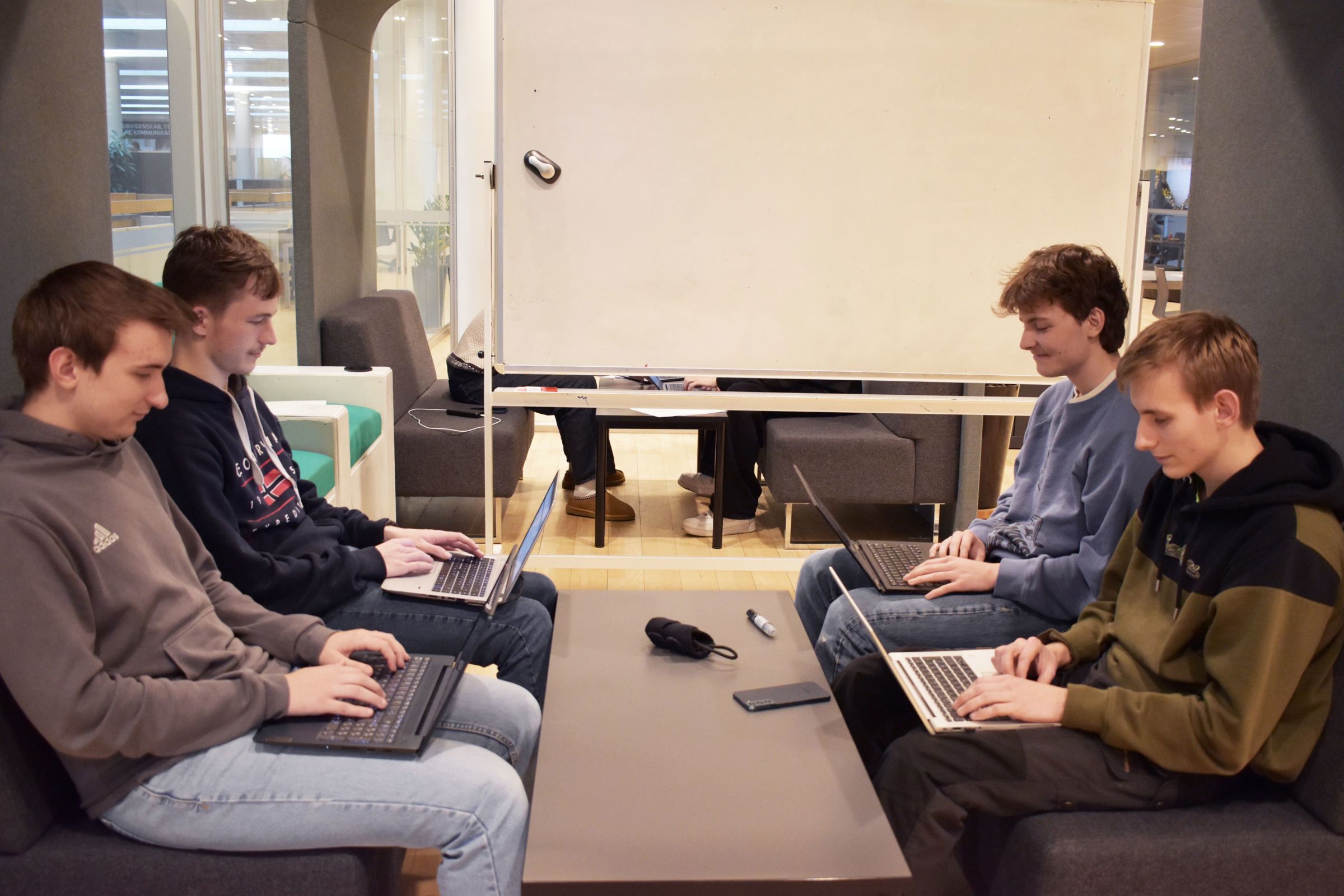 4 elever har programmering på skemaet på HTX Hansenberg Tekniske Gymnasium