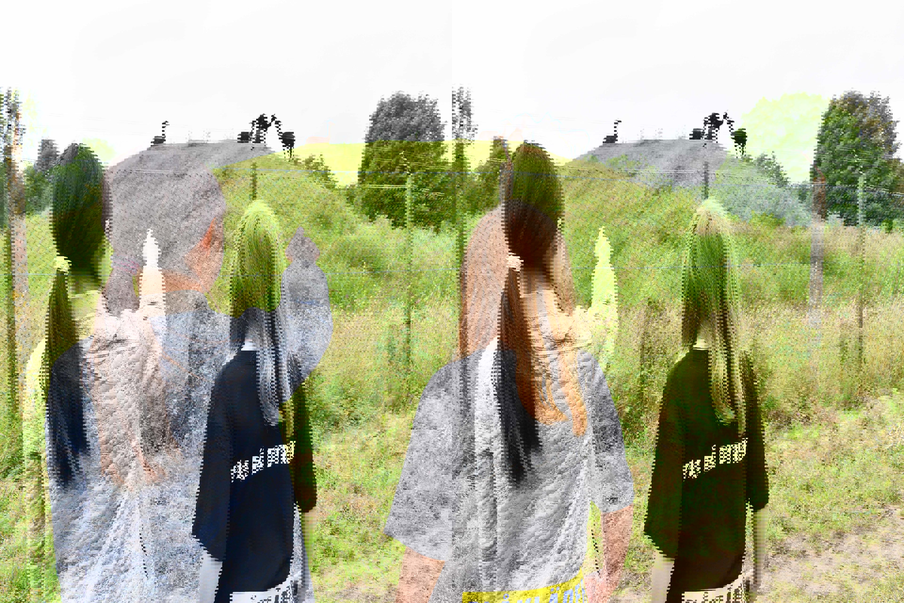 Når 5.-10. klasseseleverne deltager i Pas på dyrene SommerCamp, hjælper de med at fodre dyrene i Zoo.