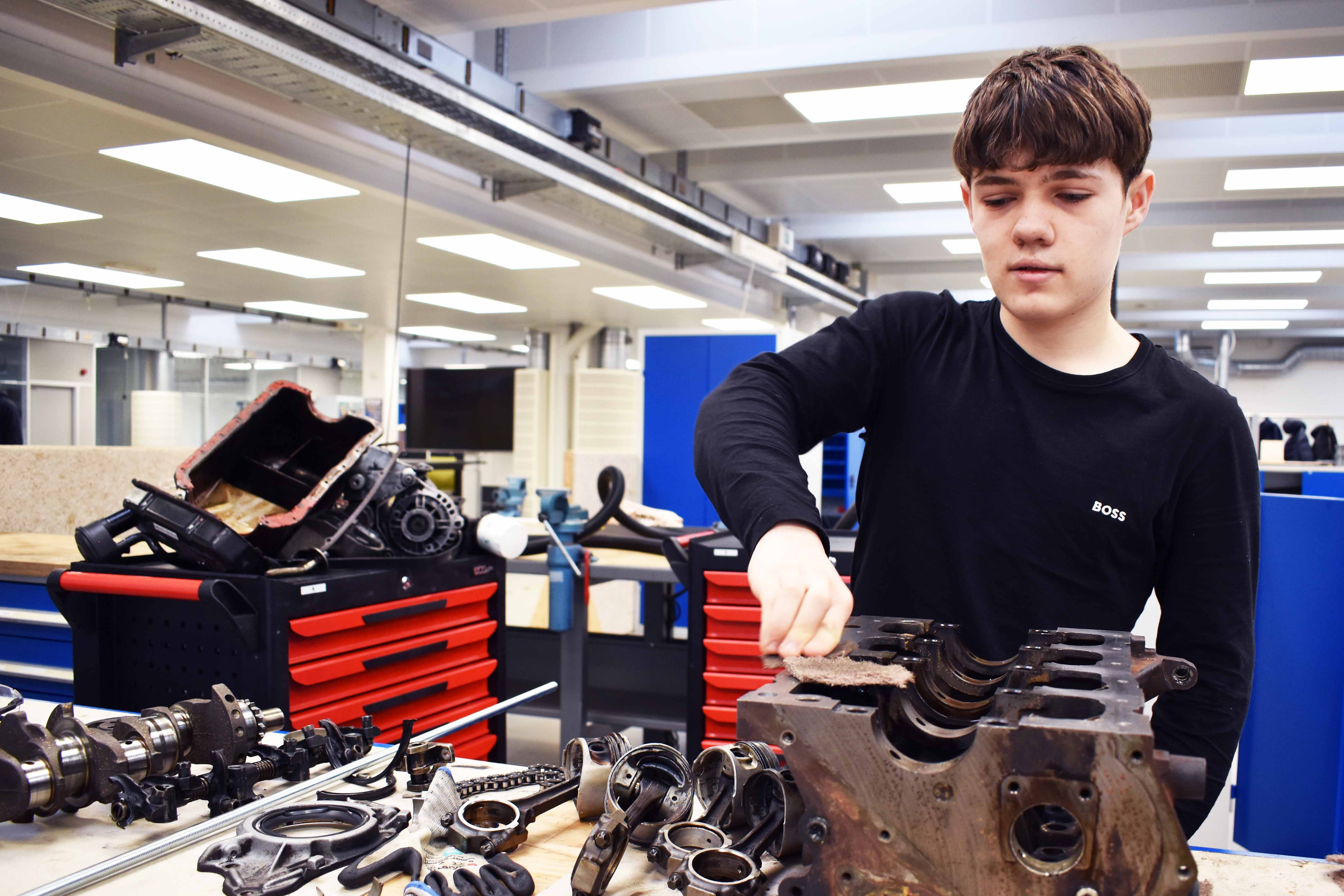 William Krogh-Larsen arbejdede meget koncentreret for at omdanne en bilmotor til et bord
