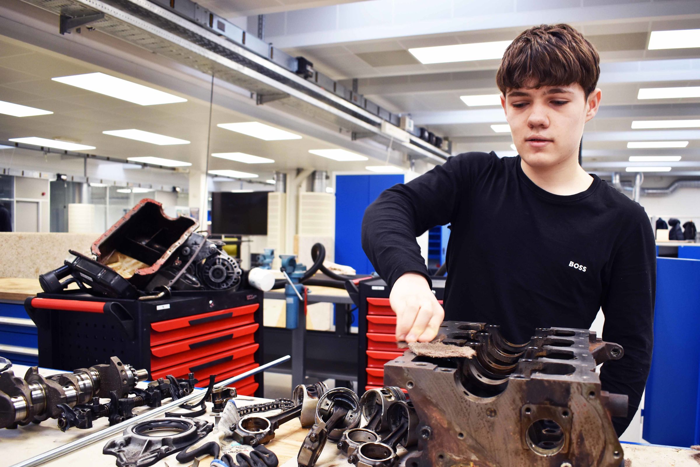 William Krogh-Larsen arbejdede meget koncentreret for at omdanne en bilmotor til et bord