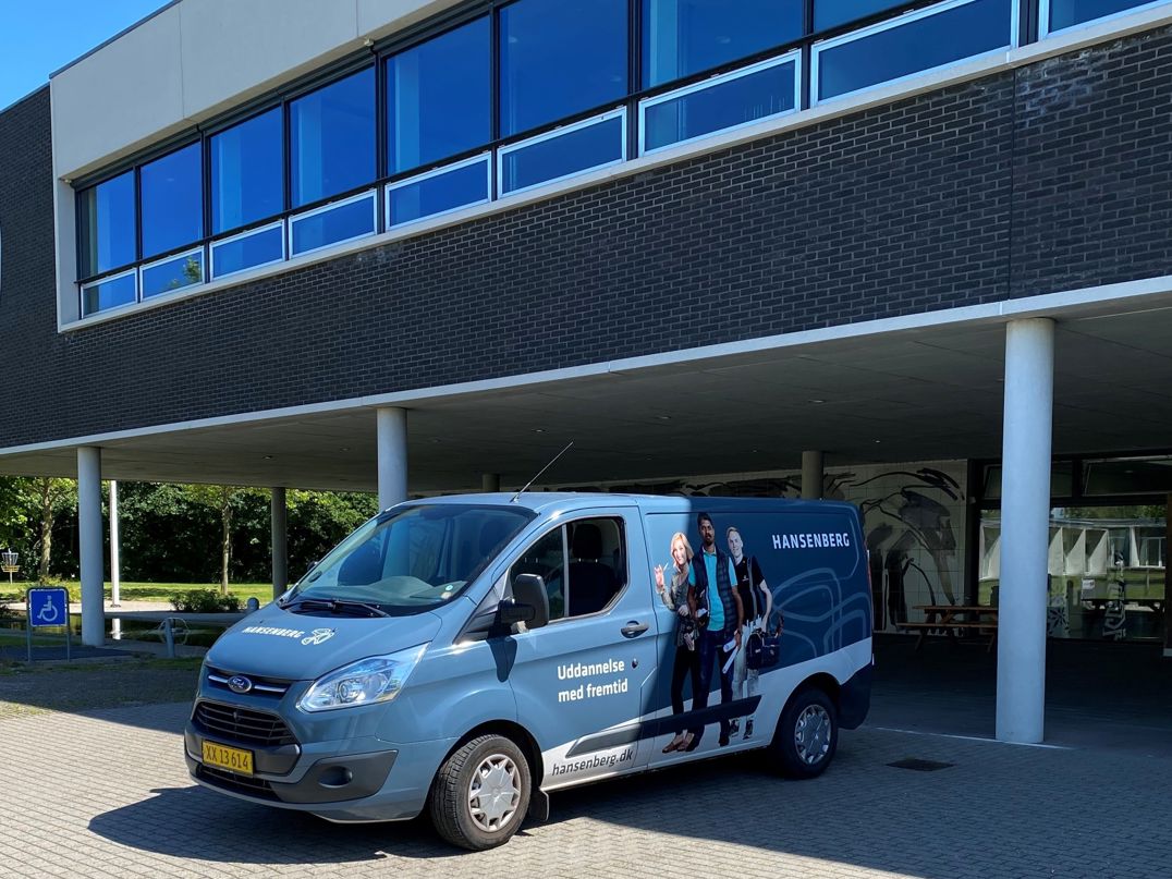 En af Hansenbergs varevogne holder foran hovedbygningen på Skovvangen 28.