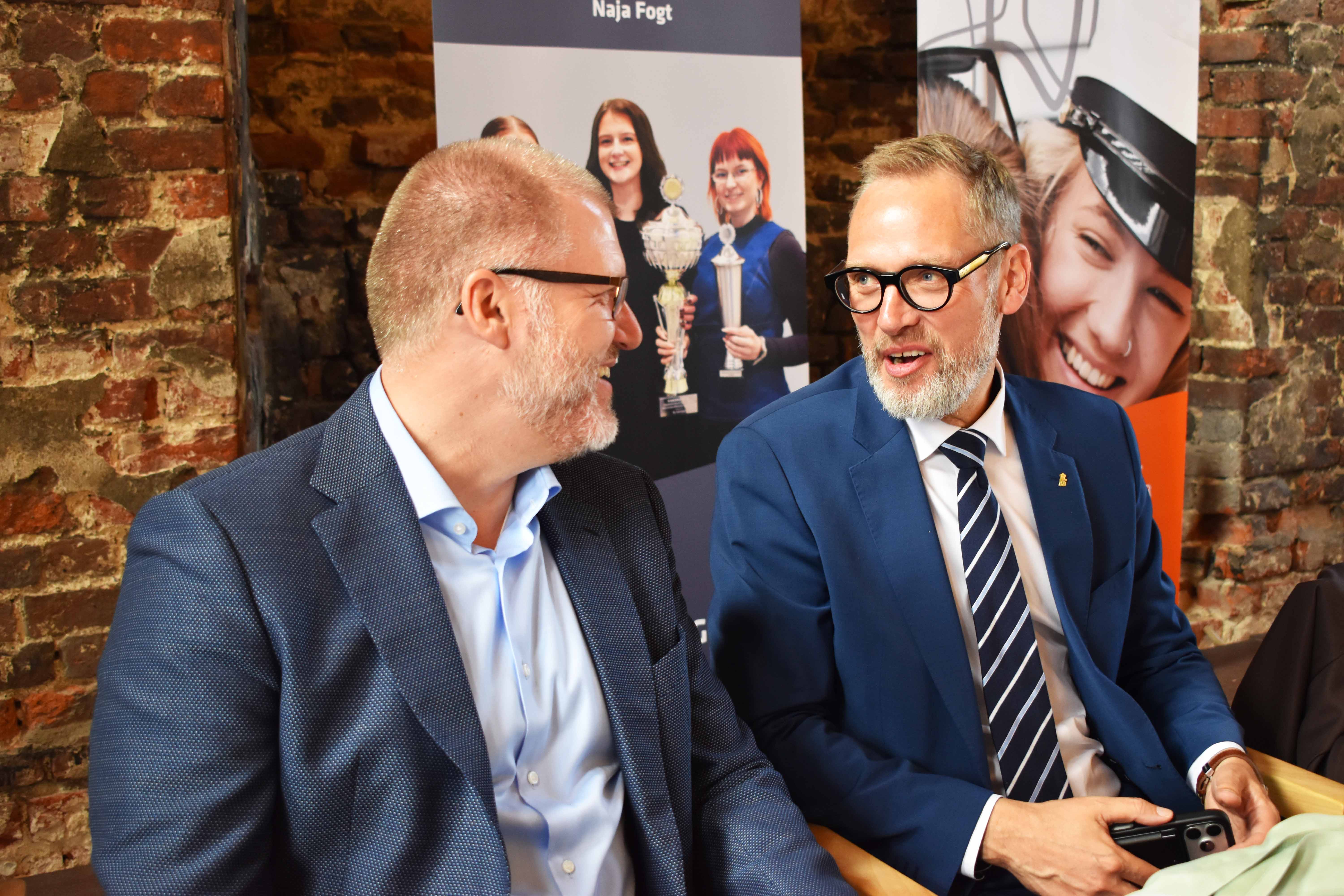 Direktør ved HANSENBERG Morten Kaj Hansen og borgmester i Kolding Kommune Jakob Ville får sig en snak.