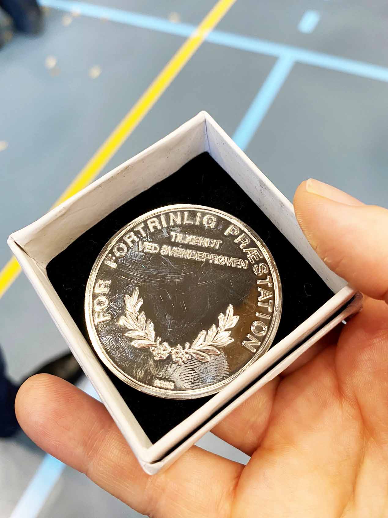 Sådan ser Emma Mølgaard Bechs sølvmedalje ud.
