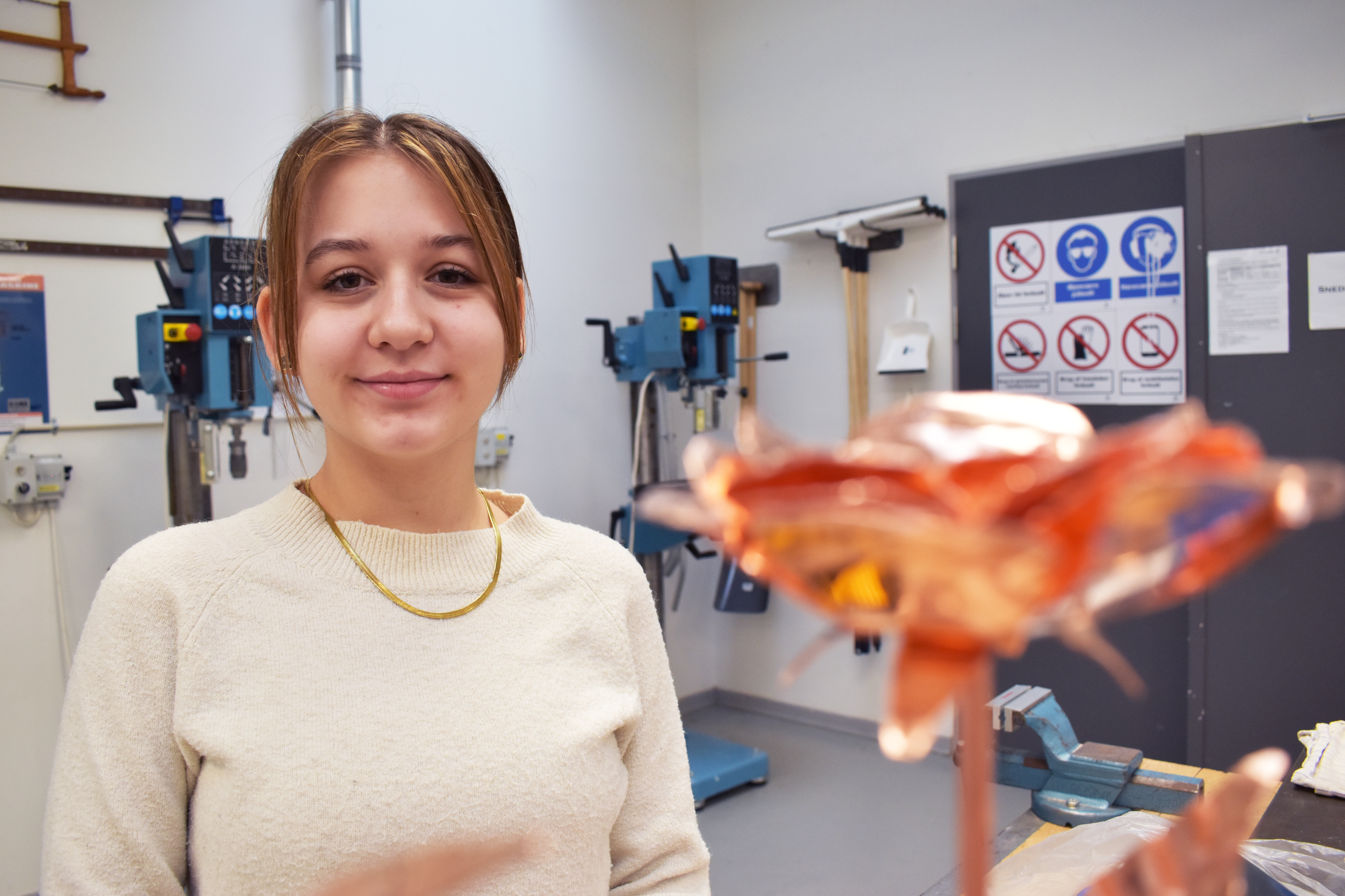 Lærke Klitgaard fra Vamdrup Skole laver blomster i kobber i forbindelse med Juniormesterlære.