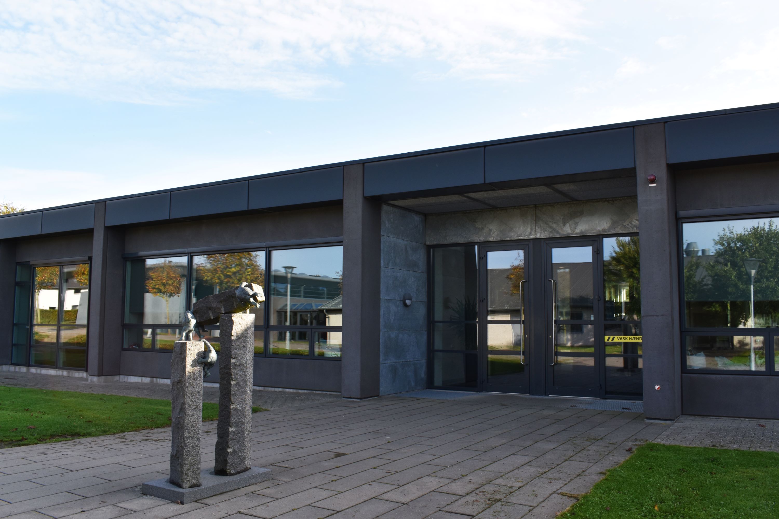 Hansenbergs Bygning 600 ligger på skolens adresse i Vranderup.