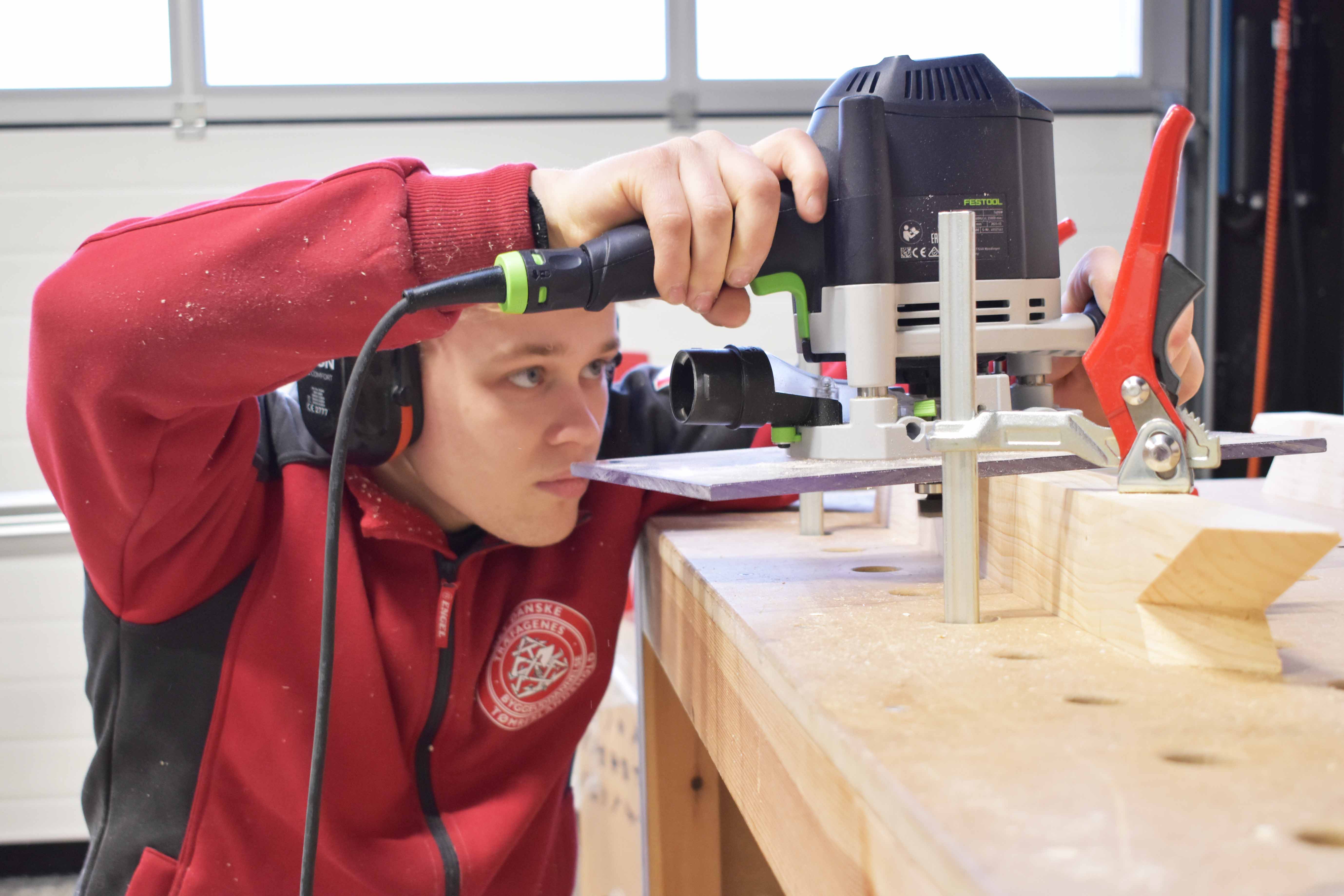 Tømrerlærling Emil Andersen i værkstedet