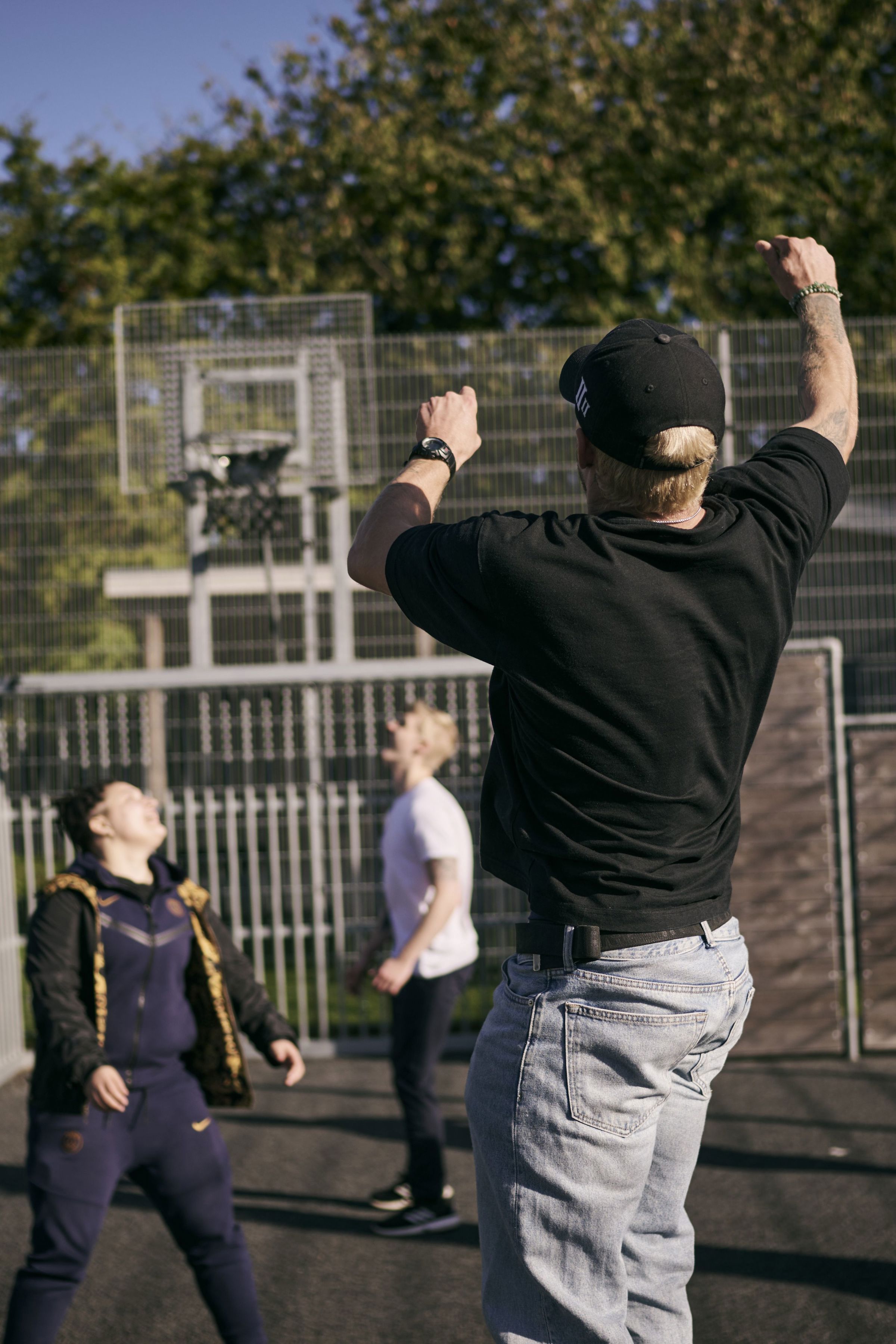 Elever hygger med et spil basketball på skolens multibane på Skovvangen.