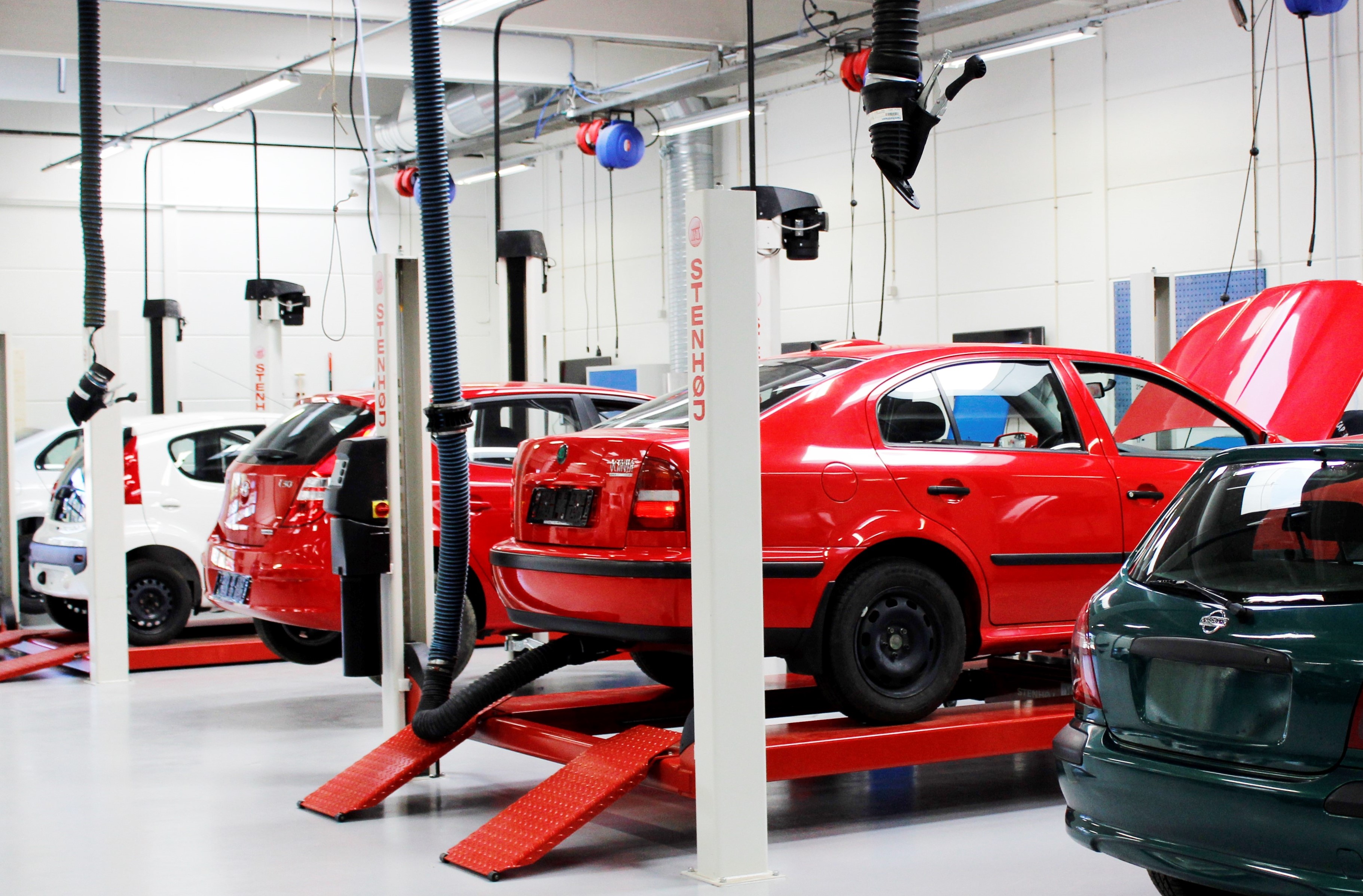 I 2015 gennemgik værkstederne på C.F. Tietgens Vej en gennemgribende renovering, som det ses her, blev autoværkstedet flot fik bl.a. mange mange lifte.