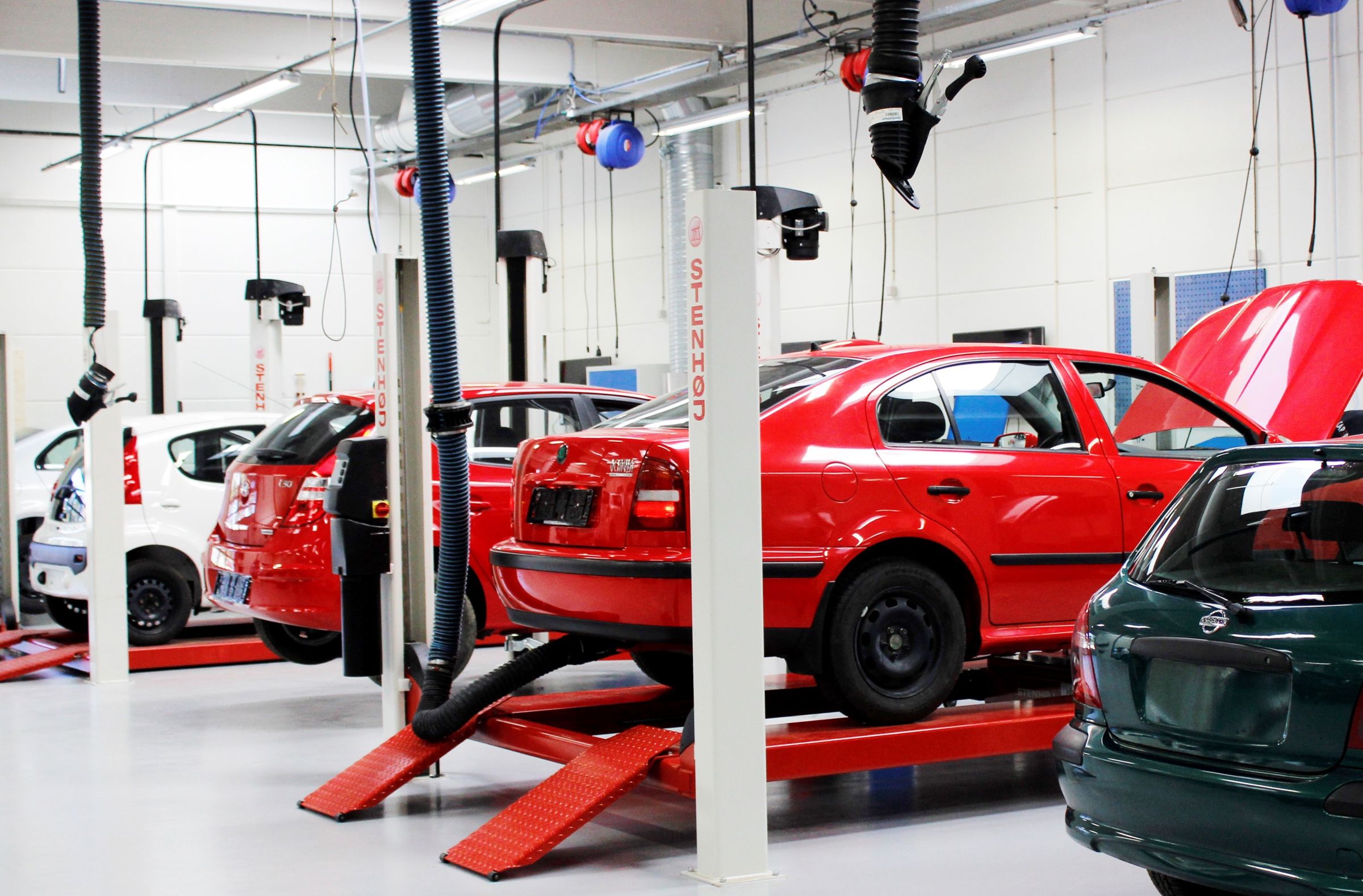 I 2015 gennemgik værkstederne på C.F. Tietgens Vej en gennemgribende renovering, som det ses her, blev autoværkstedet flot fik bl.a. mange mange lifte.