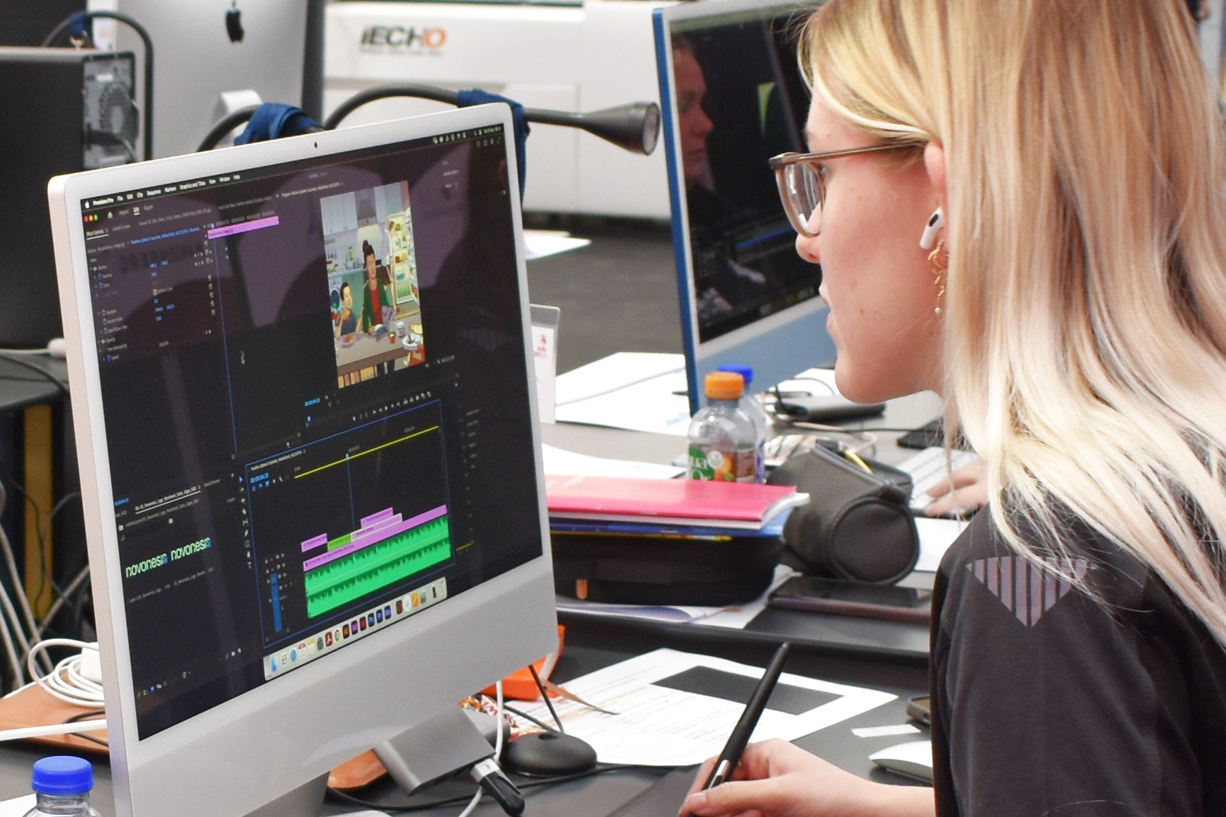 Mediegrafikereleven Cecilie klarede sig rigtig flot under konkurrencerne ved DM i Skills 2024, her arbejder hun i Adobes programmer på en iMac.