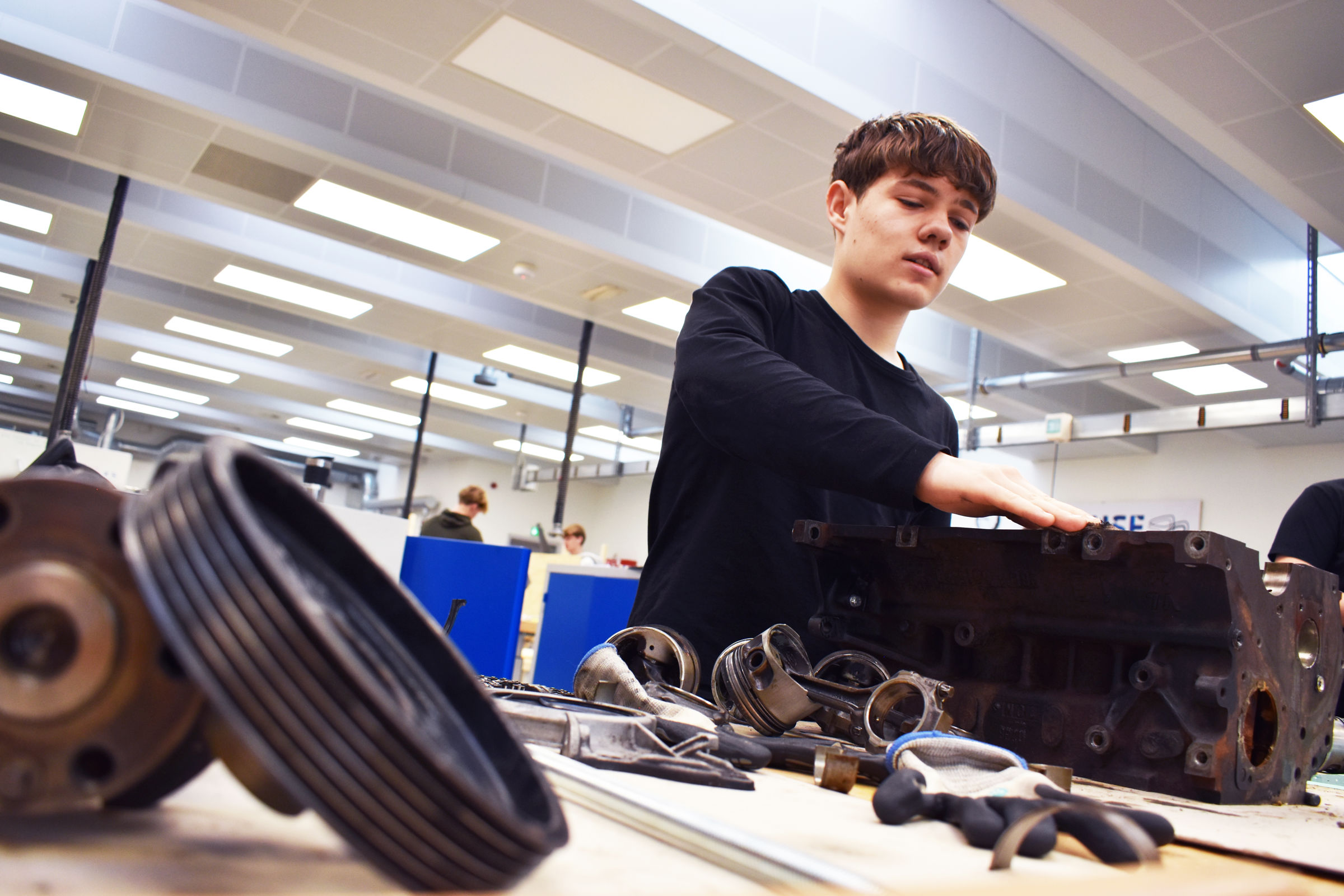William Krogh-Larsen fra Vamdrup Skole producerer et bord med udgangspunkt i en bilmotor.